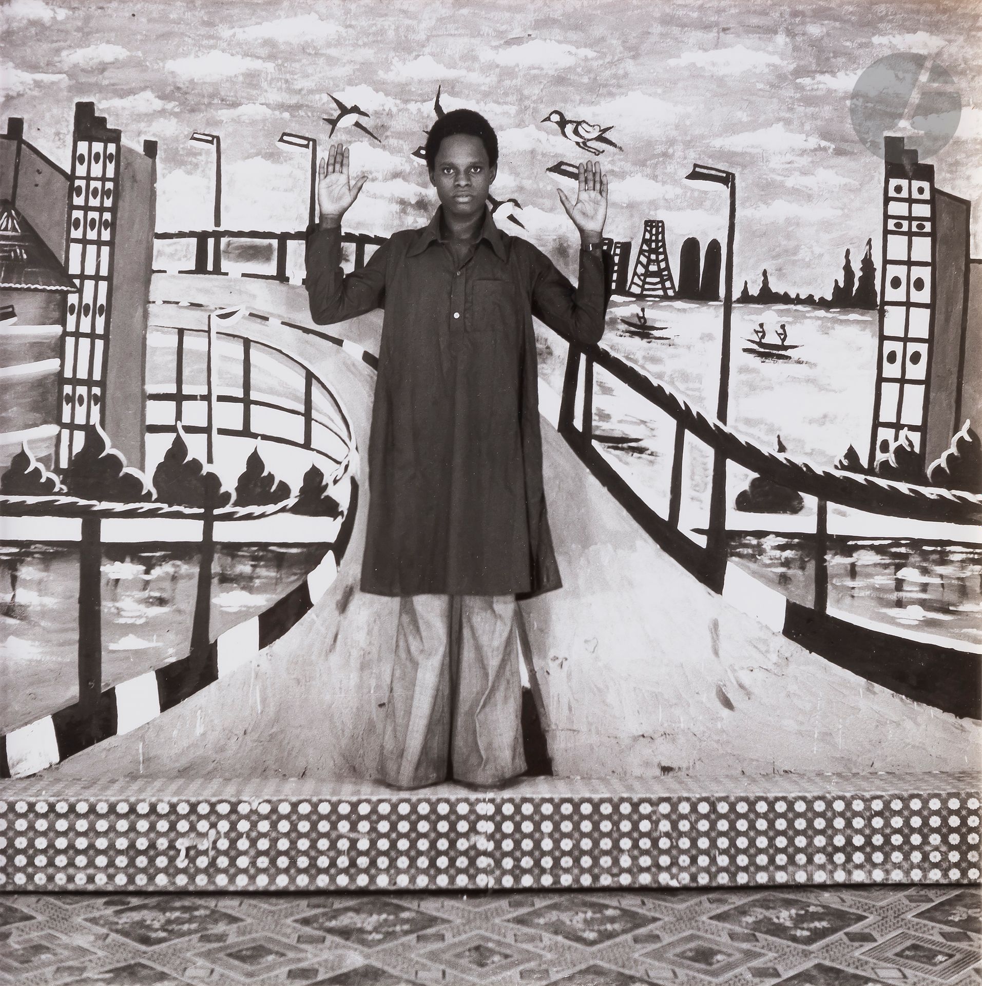 Samuel Fosso (1962)
Autoportrait. Série « 70’s Lifestyle », 1975-1978.
Épreuve argentique (1994), signée au crayon avec le tampon « Samuel Fosso - Photographe Laboratin » au verso.
Image : 35 x 35 cm / Feuille : 49 x 40 cm

Bibliographie pour les N° 283, 284 et 285 : 
Samuel Fosso, Autoportrait, Gottingen, Steidl, 2020, pp. 69, 71 et 99. 

 Ces trois tirages ont été réalisés à l’occasion de la première édition des Rencontres de Bamako en 1994 et ont été exposés l’année suivante au Centre National de la Photographie à Paris.
