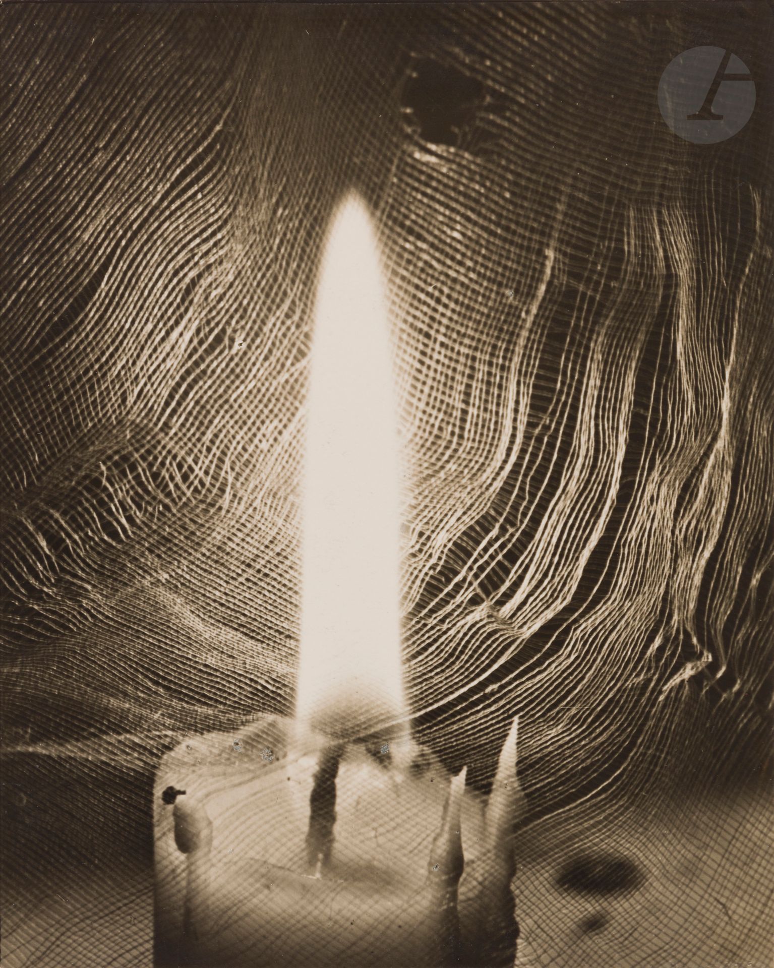 Willy Zielke (1902-1989)
Analogie, 1934. 
Épreuve argentique d’époque, contrecollée sur carton. Signature du photographe, tampon (partiel), date, titre et annotations « Zum film : ’Der mude tod’ « (Les trois lumières de Fritz Lang, 1922) au crayon au verso.
21,6 x 17,4 cm