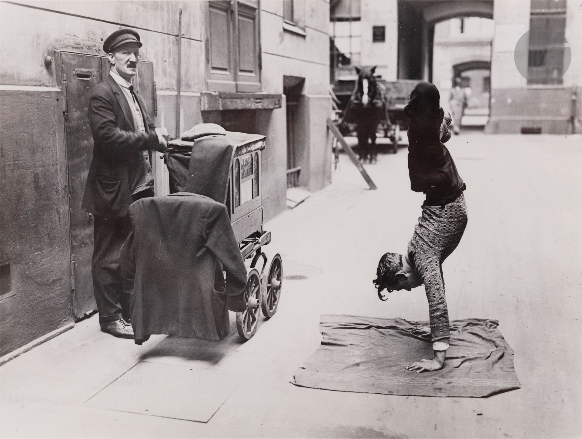 Willy Römer (1887-1979) 
Berlin, 1904-1958. 
Artistes et métiers de rue.
Danseurs sur échasses. Musicien aveugle jouant de l’orgue de barbarie. Vieil homme au gramophone. Accordéoniste et son chien. Homme-orchestre. Contorsionniste. Jongleur. Danseurs. Montreur d’ours. Création de nouveaux rouleaux pour orgues de Barbarie. Joueuse d’harpe. Acrobate. Fabrication d’instruments de musique. 
Album in-4 moderne, composé de 52 épreuves argentiques et contretypes (c. 1960) glissés dans des coins. Légendes et dates tapuscrites en allemand sur étiquettes contrecollées aux versos.
Format moyen des épreuves : 24 x 18 cm

 Témoin des mutations sociales et politiques allemandes de l’entre-deux-guerres, Willy Römer a également documenté ce qui faisait le quotidien des habitants de Berlin. Ses archives photographiques ont miraculeusement survécu aux destructions de la Seconde Guerre mondiale et constituent des sources visuelles précieuses pour quiconque s’intéresse à l’histoire culturelle de la période.