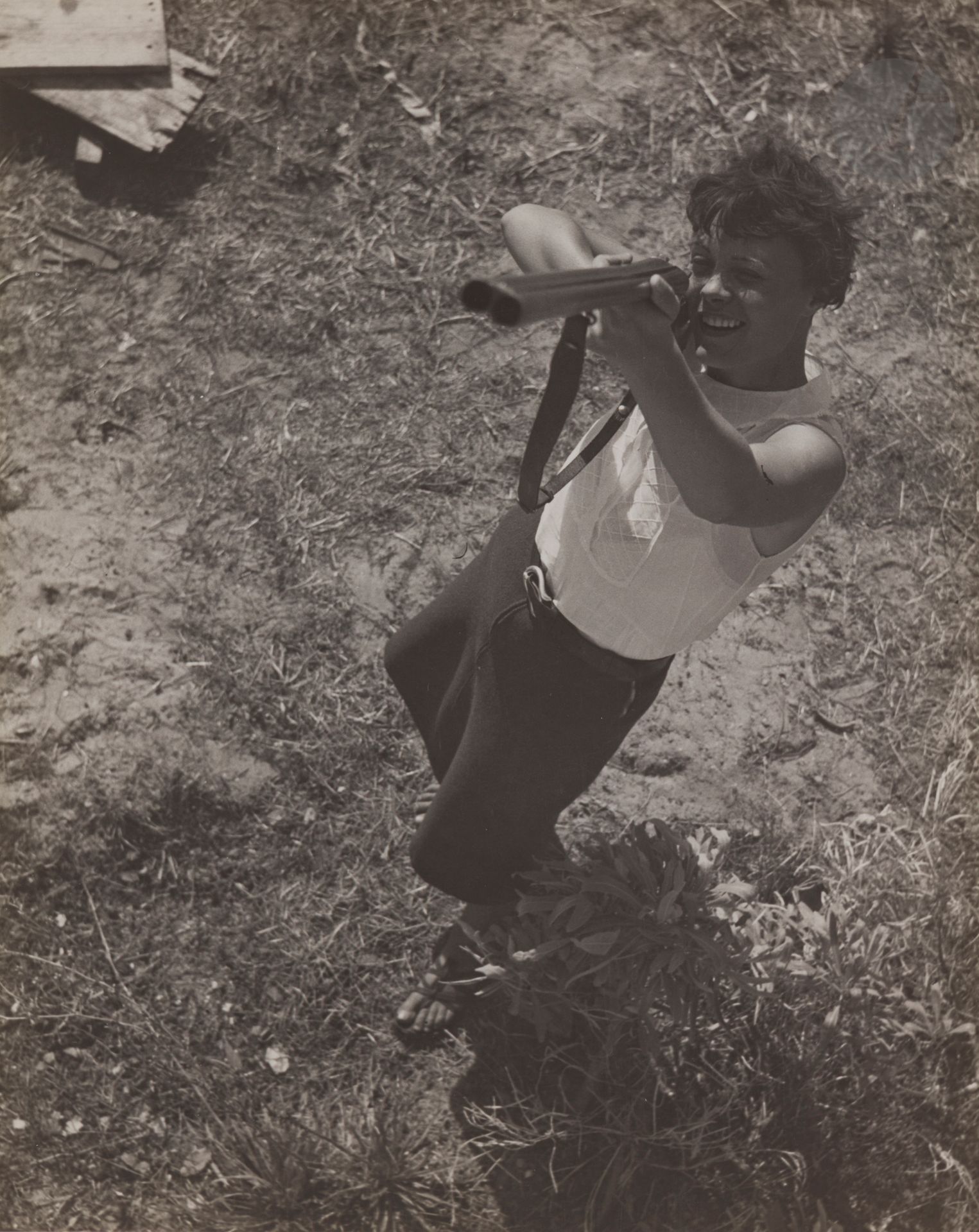 Jean Moral (1906-1999)
Juliette au fusil, c. 1930. 
Épreuve argentique d’époque, contrecollée sur carton et signée au crayon sur le montage en bas à droite. Tampon « Jean Moral - Paris » et numéro de négatif au verso du montage. 
27,7 x 22,1 cm 

Provenance : 
Brigitte Moral, fille de Jean Moral.