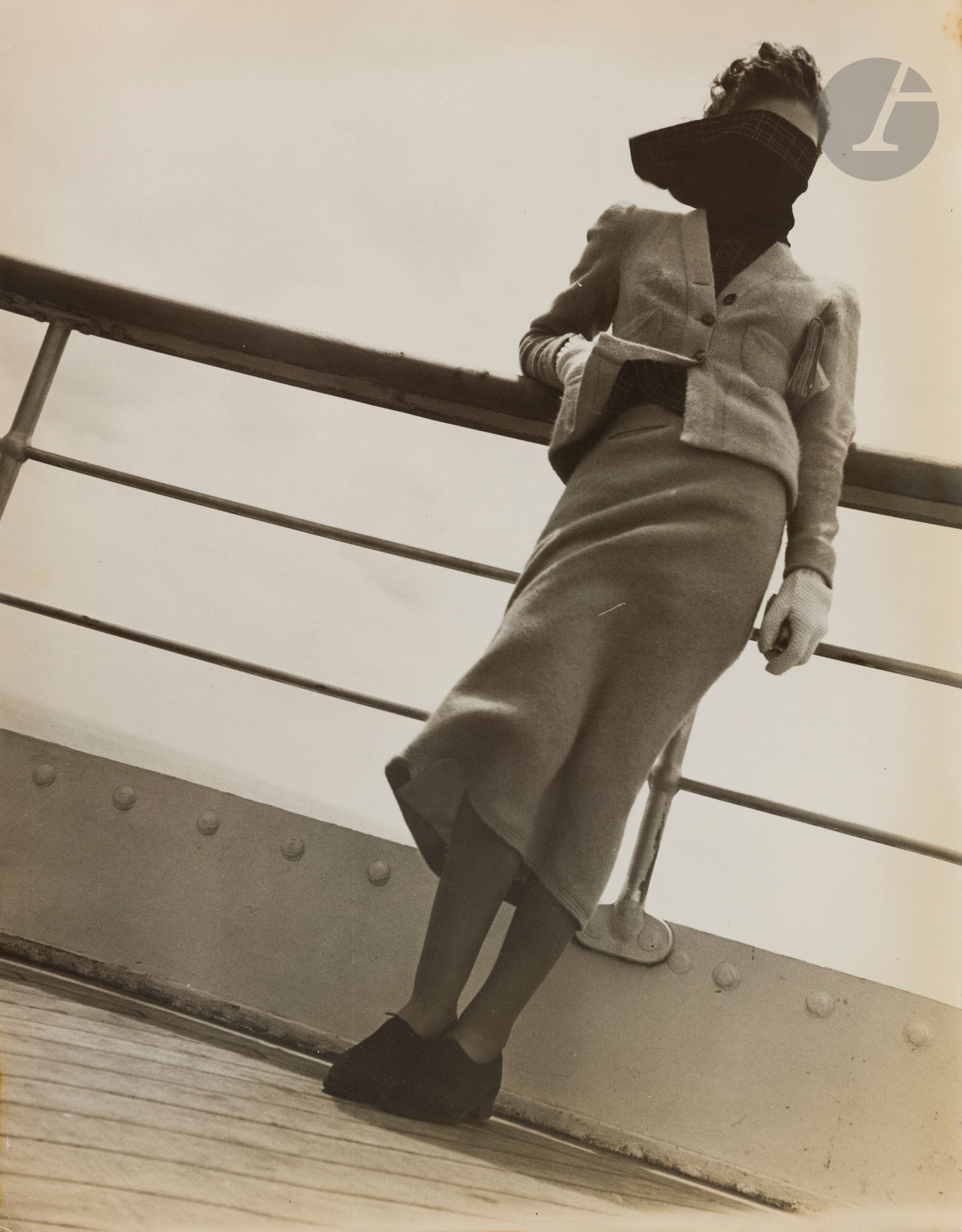 Jean Moral (1906-1999)
Modèle sur le Normandie, hiver 1934-1935. 
Épreuve argentique d’époque. Tampon « Jean Moral - Paris » au verso. 
35,5 x 27,8 cm 

Provenance : 
Brigitte Moral, fille de Jean Moral. 

Bibliographie : 
Normandie - Jean Moral, Louis Vuitton Éditeur, collection Fashion Eye, Paris, 2021, n. p.