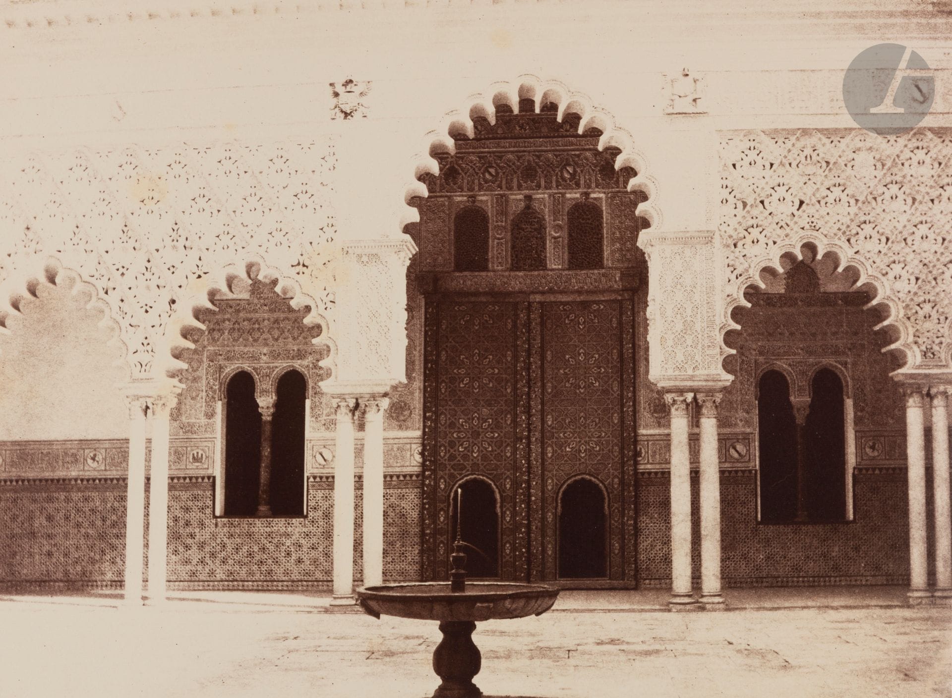 Louis de Clercq (1837-1901)
Séville, 1859-1860. 
Alcasar (sic). Grande cour. Pl. n°20. 
Épreuve sur papier albuminé, d’après négatif papier, contrecollée sur carton. Légende, numérotation et armoiries du photographe imprimées sur le montage en bas. 
21,2 x 28 cm 

 Une épreuve similaire est conservée dans les collections du Musée d’Orsay.