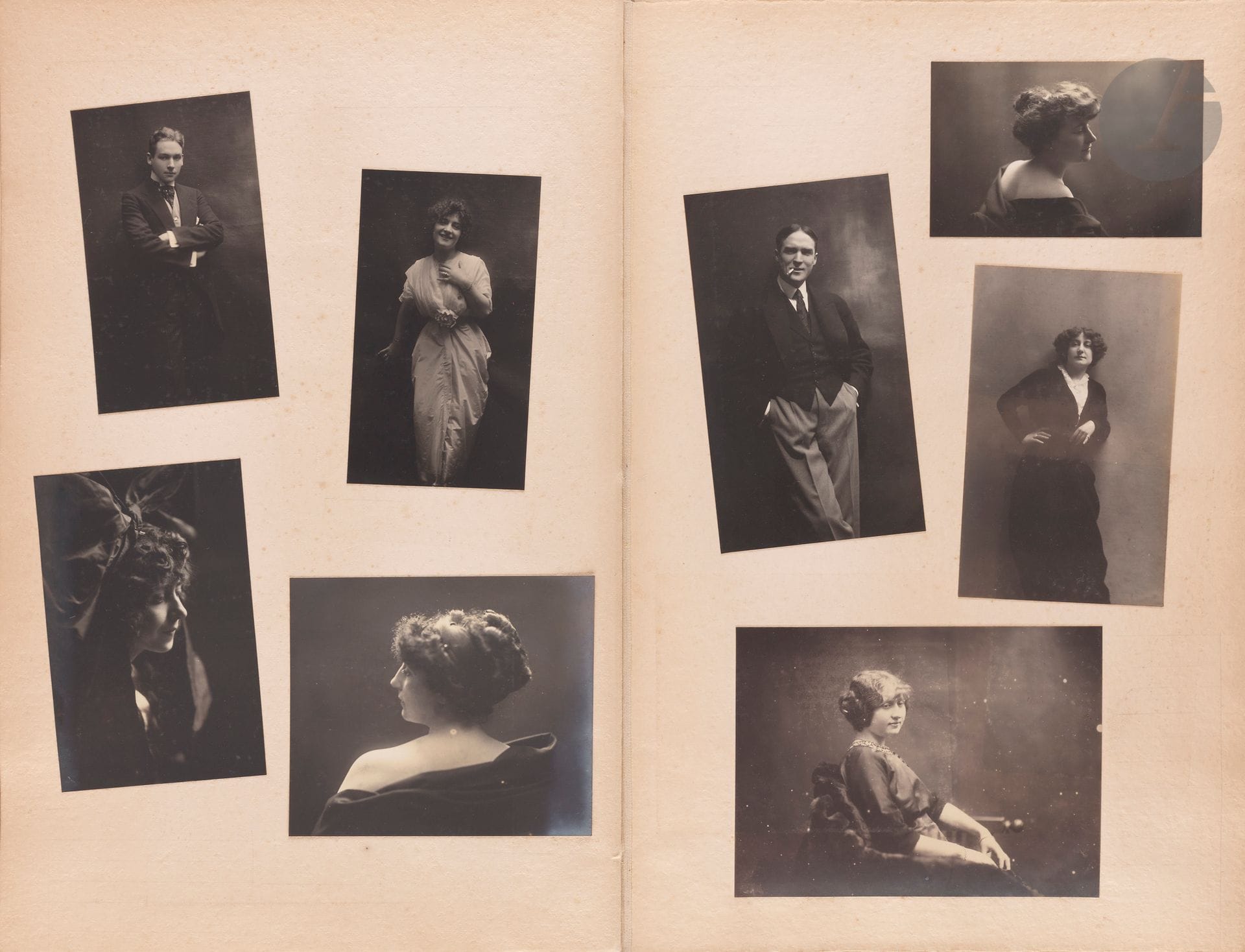 Paul Méjat
Les portraits de Paul Méjat.
Chez l’auteur, Paris, c. 1920.
Album in-folio, pleine toile, titré sur le premier plat, composé de 74 épreuves argentiques d’époque, contrecollées sur cartons. Texte de Paul Méjat et étiquette du photographe en début de volume.
Formats : de 7 x 7 à 23 x 17 cm