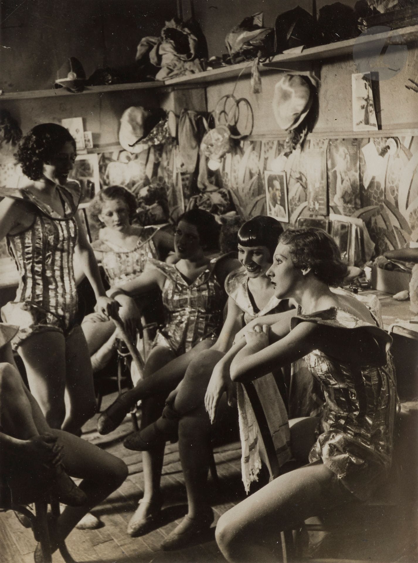 Brassaï (Gyula Halász, dit) 
(1899-1984)
Girls anglaises dans leur loge des Folies-Bergères. Paris, 1932. 
Épreuve argentique d’époque. Annotations manuscrites au verso. 
22,8 x 17 cm - cadre 

Bibliographie : 
- Brassaï, Le Paris secret des années 30, Paris, Gallimard, 1976, p. 143.
- Brassaï, Voluptés de Paris, Paris, Paris-Publication, 1934, p. 41.
- Ludvik Soucek, Brassaï, Prague, Státní Nakladatelství Krásné Literatury, 1962, p. 16.