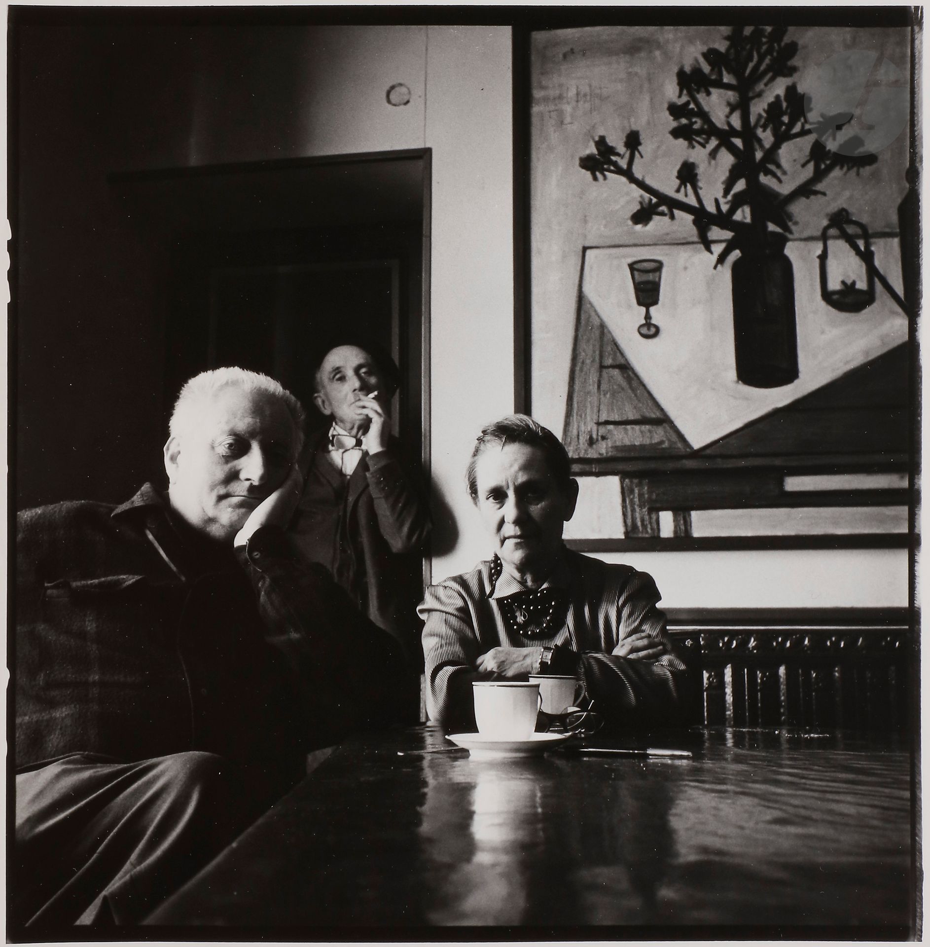 Irving Penn (1917-2009)
Jean Giono, sa femme et Mr [Lucien] Jacques. Manosque, novembre 1957.
Épreuve argentique (c. 1960). Tampon « Photograph - by - Penn », tampon copyright « Condé Nast » et titre manuscrit au verso.
Image : 19,8 x 19,7 cm / Feuille : 25,2 x 20,3 cm