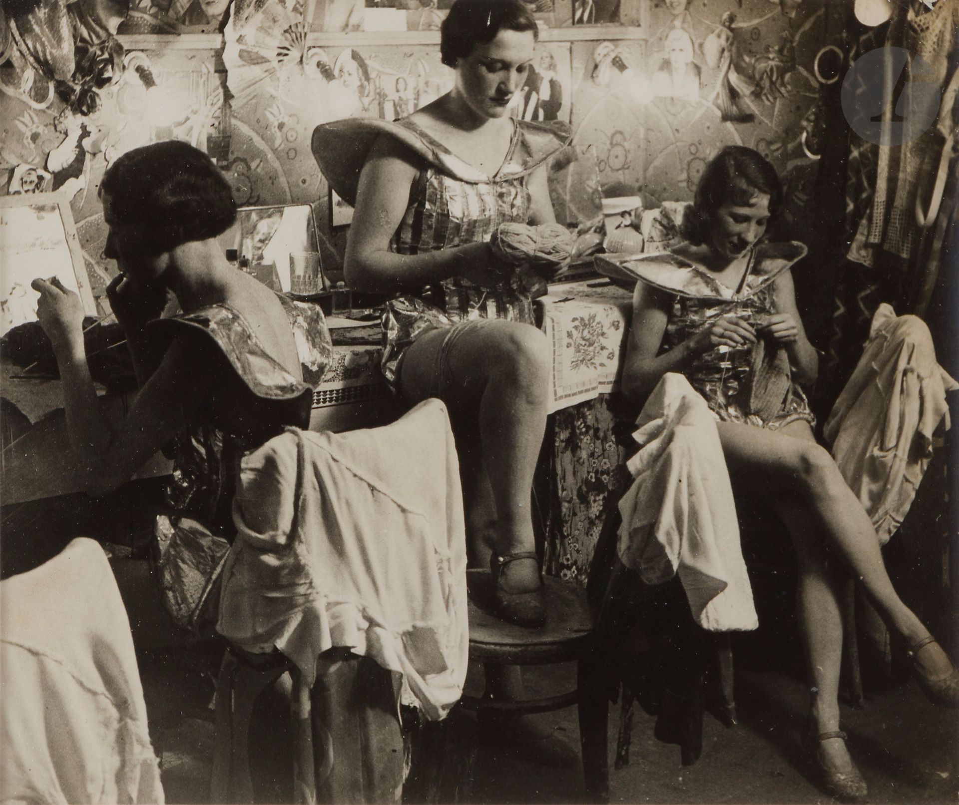 Brassaï (Gyula Halász, dit) 
(1899-1984)
Girls anglaises dans leur loge des Folies-Bergères. Paris, 1932. 
Épreuve argentique d’époque. Tampon « Photo Brassaï - Copyright by Gyula Halász - 74, rue de la Glacière - Paris (13e) » et annotations manuscrites au verso. 
17,8 x 21,5 cm - cadre
