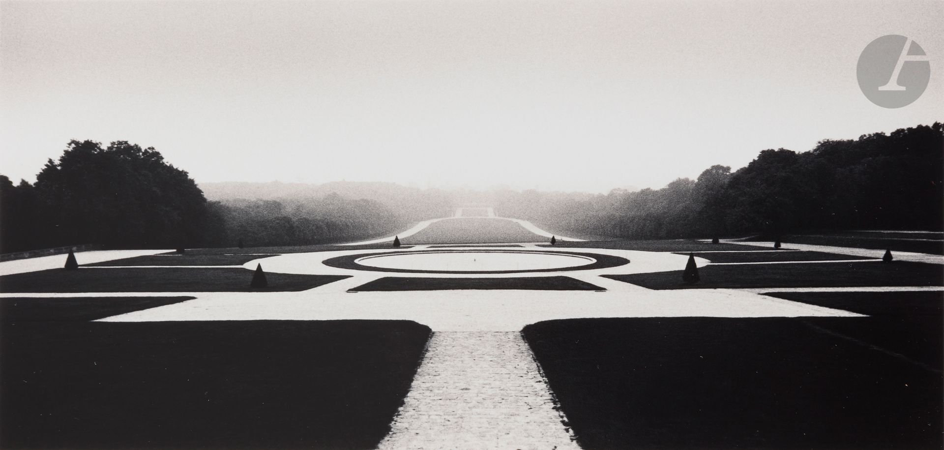 Michael Kenna (1953) 
Axial Panorama - Sceaux, France, 1990. 
Épreuve argentique (1997), contrecollée sur carton et montée sous passe-partout, signée, datée et numérotée à 45 exemplaires au crayon sur le montage en bas. Tampon du photographe, signature, titre, dates et numérotation à 45 exemplaires (+ 4 AP) au verso. 
12 x 24,6 cm