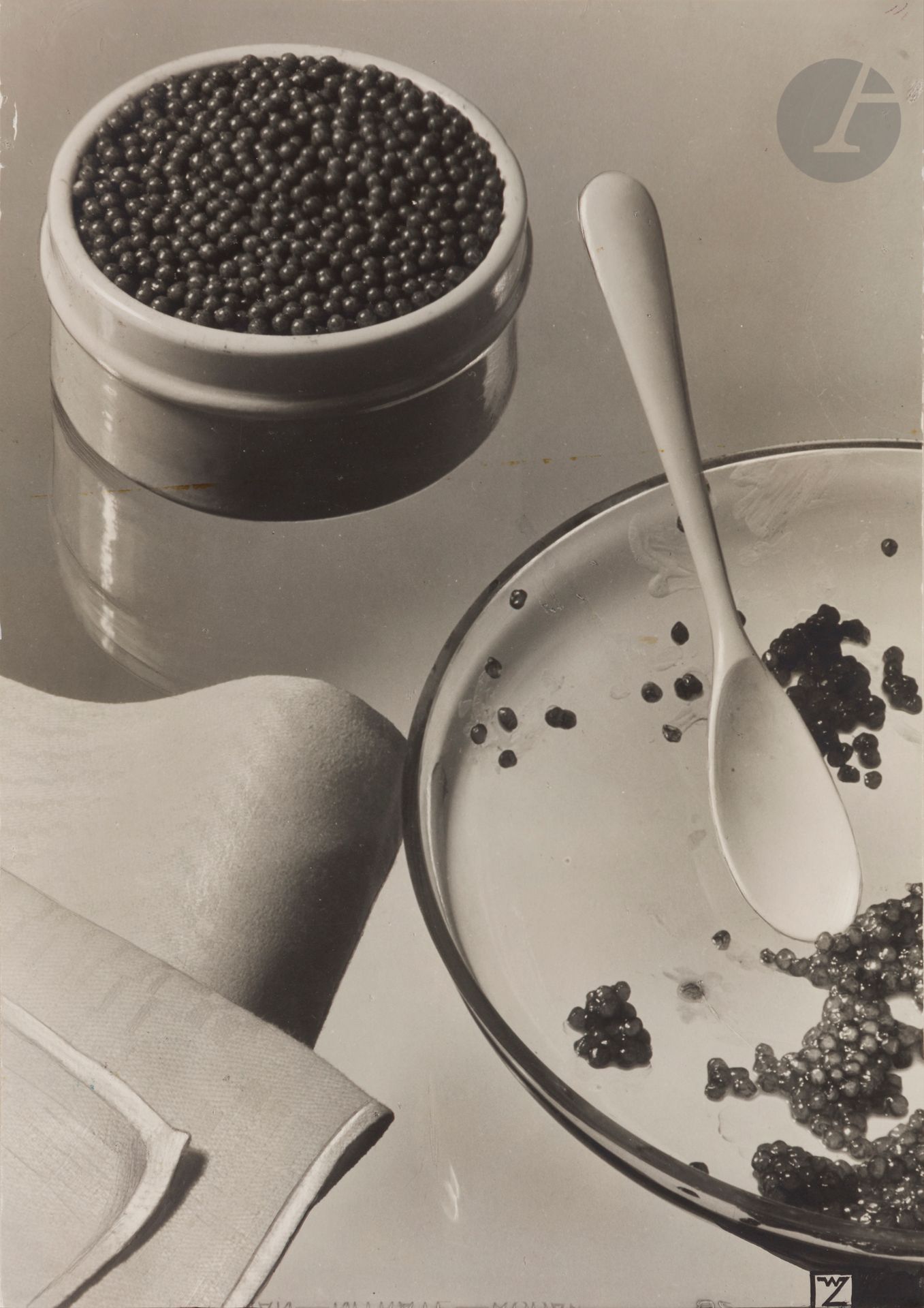Willy Zielke (1902-1989)
München, Sachaufnahme Russischer Kaviar, 1934. 
Nature morte. Caviar russe, Munich. 
Épreuve argentique d’époque contrecollée, sur carton. Monogramme du photographe au feutre noir en bas à droite. Tampon du photographe, signature, titre et date au crayon au verso.
28,8 x 20,2 cm

On joint : 
Willy Zielke (1902-1989)
Coupe et raisins, c. 1930. 
Épreuve argentique d’époque sur papier Agfa, signée au crayon au verso.
12 x 9 cm