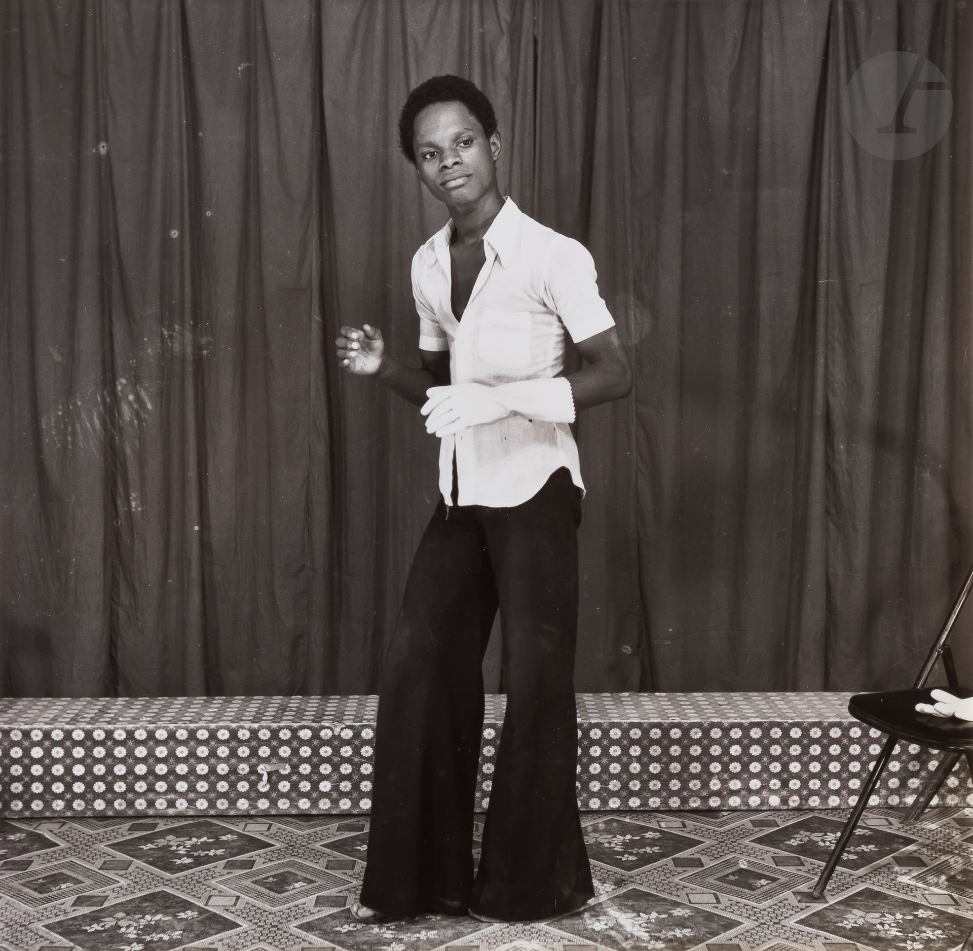 Samuel Fosso (1962)
Autoportrait. Série « 70’s Lifestyle », 1975-1978.
Épreuve argentique (1994), signée au crayon avec le tampon « Samuel Fosso - Photographe Laboratin » au verso.
Image : 35,5 x 35 cm / Feuille : 49 x 39 cm

Bibliographie pour les N° 283, 284 et 285 : 
Samuel Fosso, Autoportrait, Gottingen, Steidl, 2020, pp. 69, 71 et 99. 

 Ces trois tirages ont été réalisés à l’occasion de la première édition des Rencontres de Bamako en 1994 et ont été exposés l’année suivante au Centre National de la Photographie à Paris.