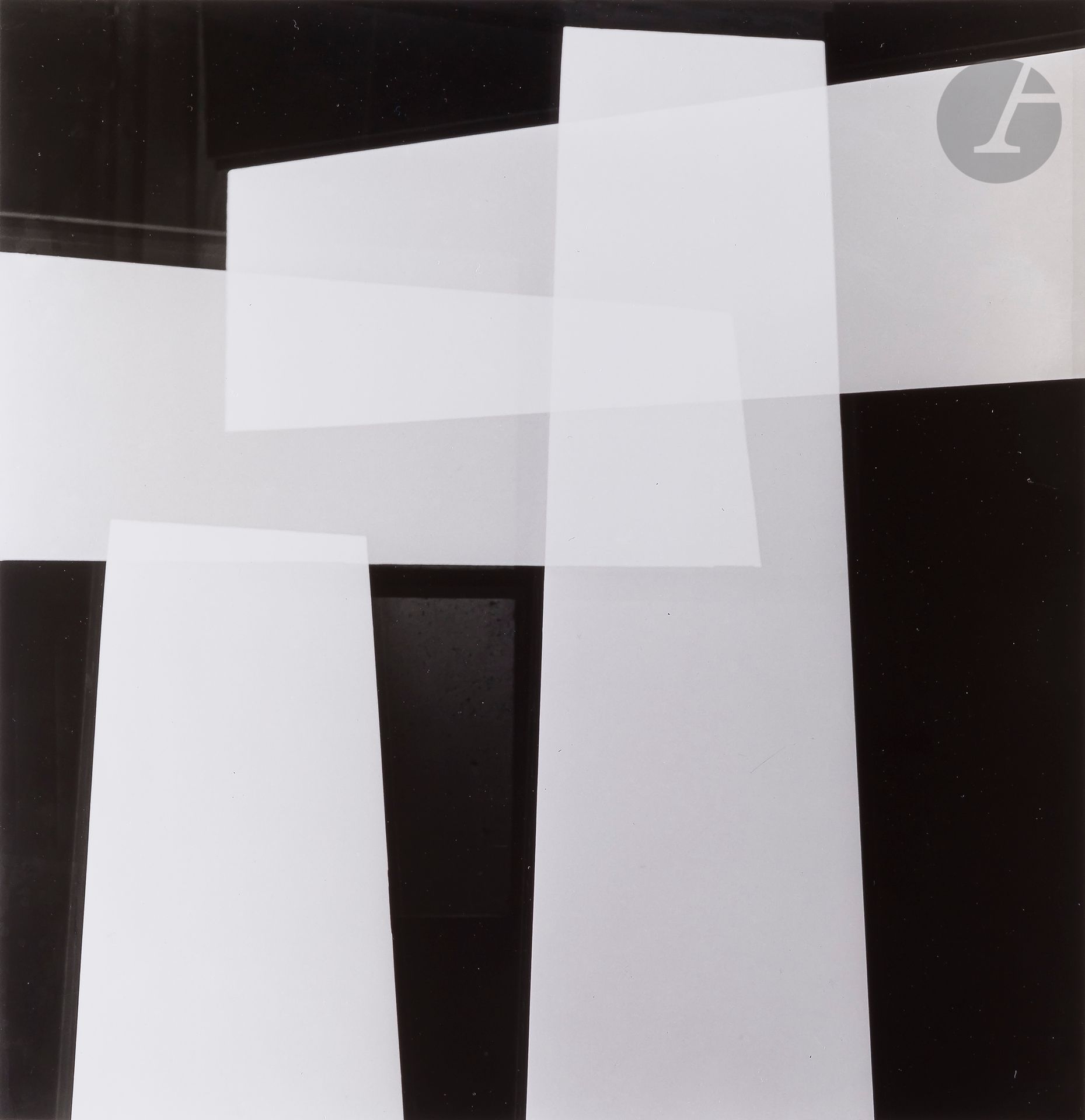 Geraldo de Barros (1923-1998)
Sans titre [Série Fotoformas], 1950. 
Épreuve argentique (2003). Tampons « Geraldo de Barros - tirage moderne - La Chambre Claire, Neuchâtel - certifié par Fabiana de Barros », date et numérotation à 15 exemplaires au crayon au verso. 
Image : 29,2 x 28,4 cm / Feuille : 40,5 x 30,3 cm 

Provenance : 
- Fabiana de Barros.
- Galerie Thessa Herold, Paris.