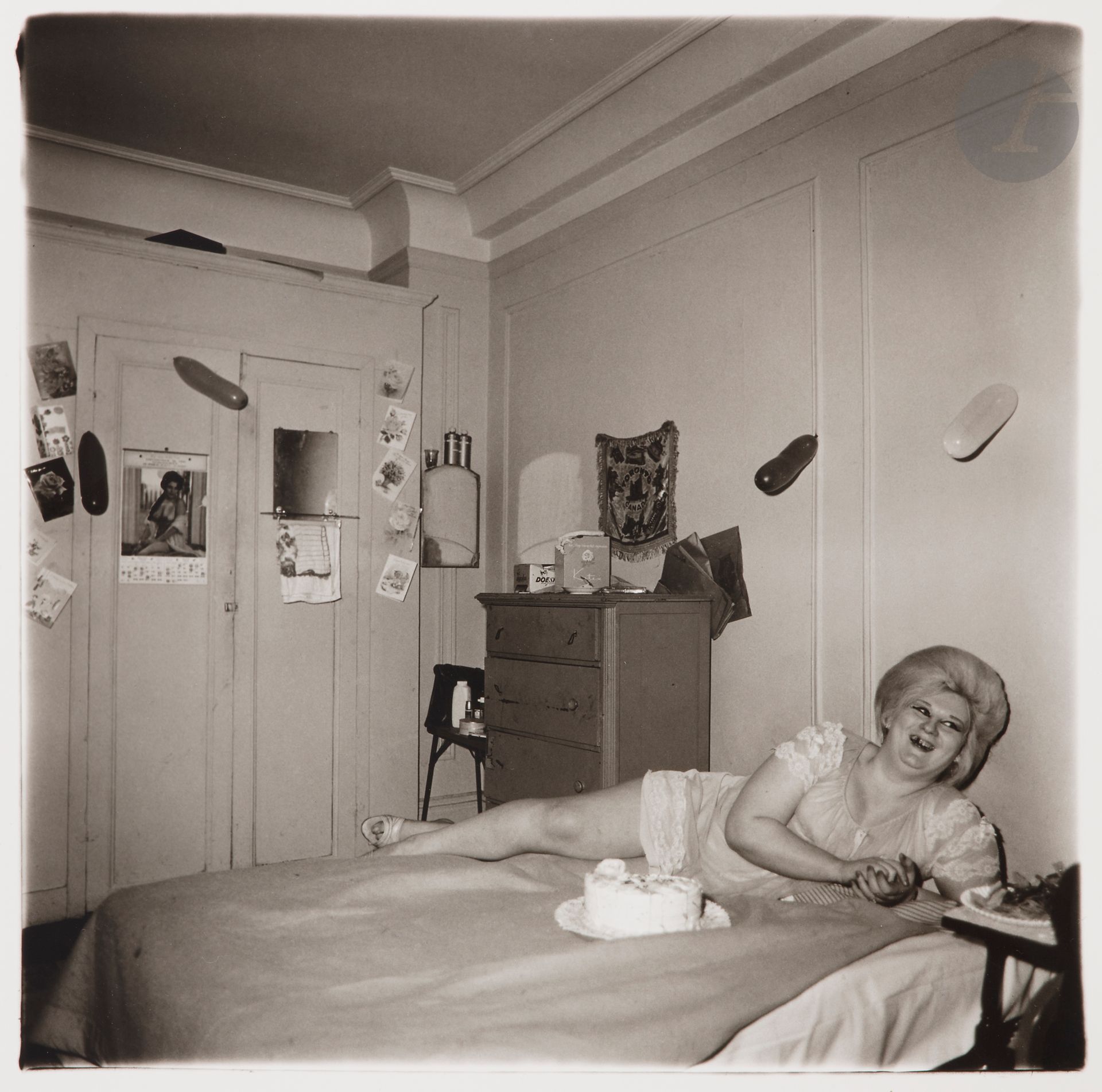 Diane Arbus (1923-1971)
Transvestite at her Birthday Party, N.Y.C., 1969.
Épreuve argentique (tirée par Neil Selkirk). Titre, date, crédit du tireur, numérotation à 75 exemplaires et signature de Doon Arbus au verso.
Image : 37 x 37 cm / Feuille : 50,5 x 40,5 cm

Bibliographie :
Diane Arbus, An Aperture Monograph, Millerton, New York, 1972.