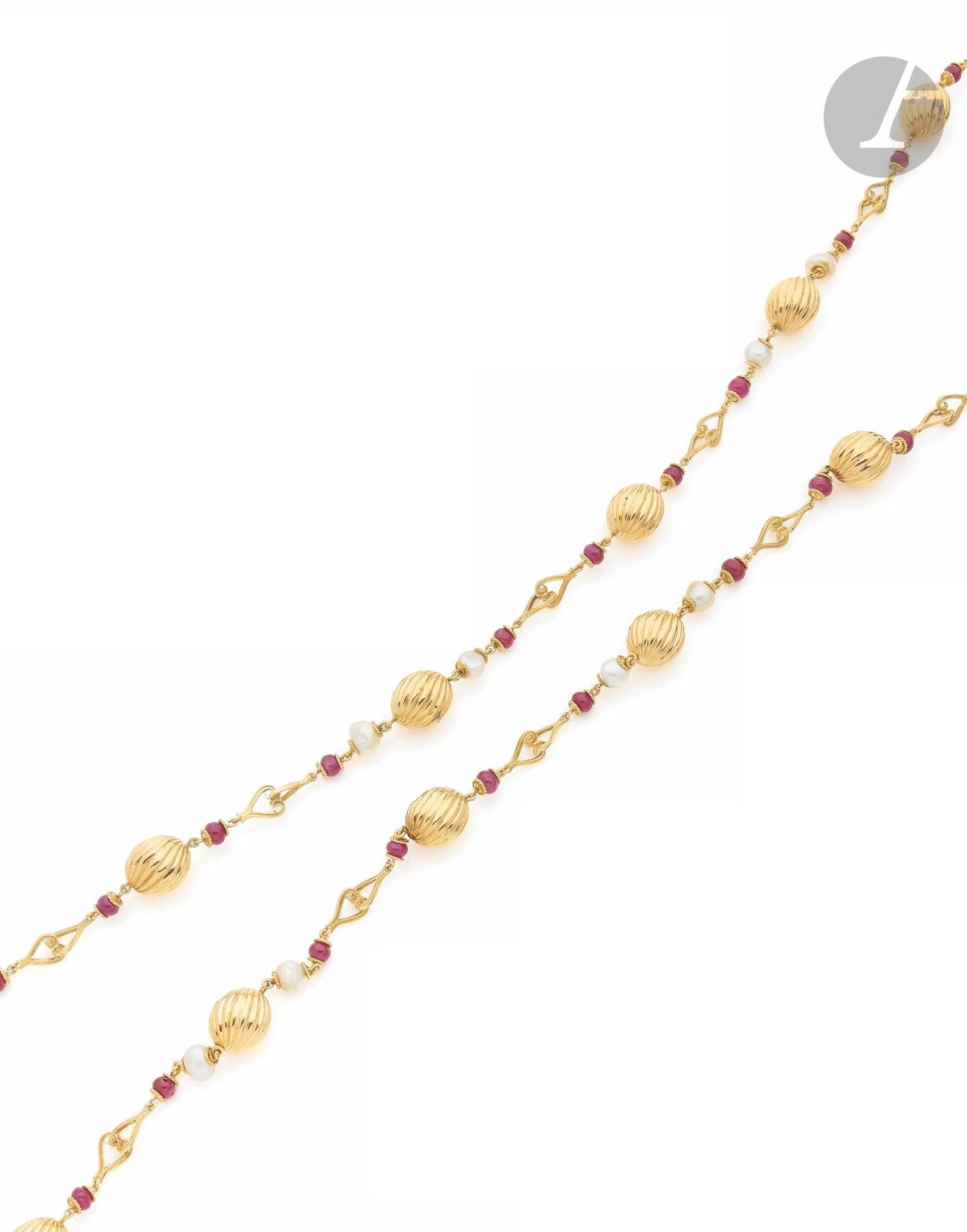 Long necklace made of 18K (750) gold ribbed balls with ruby balls and baroque cultured pearls. Length : 112 cm approximately. Gross weight: 101.8 g (shocks)

A rubies and pearls long necklace