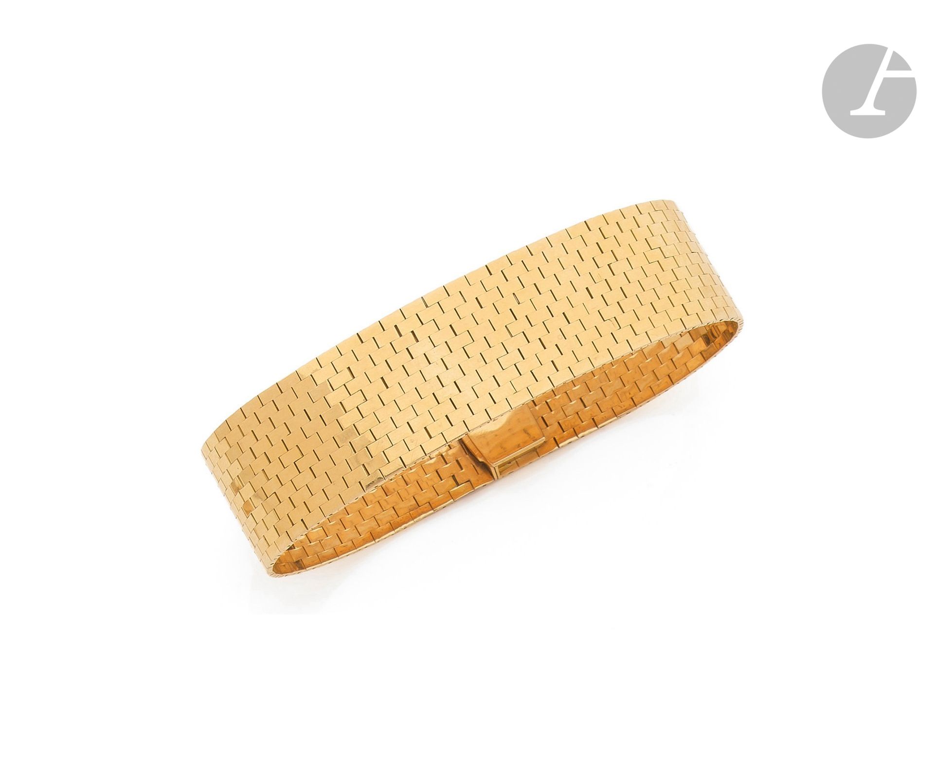 Bracelet ruban en or 18K (750), articulé de maillons briquettes. Travail des années 1950. Dimensions : 2 x 19 cm environ. Poids : 50,8 g (légères déformations)

A 1950 bracelet