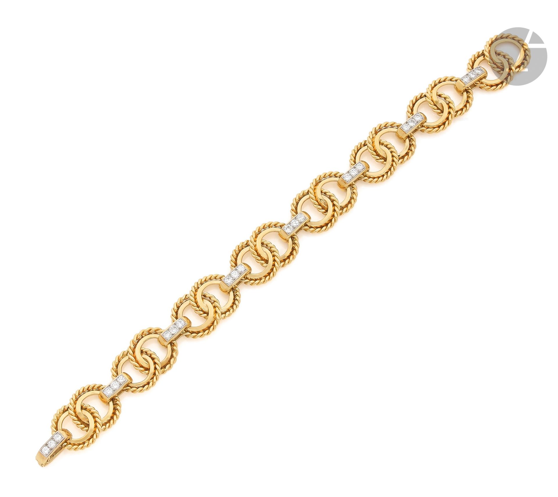 CARTIER
Bracelet articulé de paires d’anneaux en or 18K (750) lisses et torsadés, scandés de barrettes serties chacune de 3 diamants ronds de taille brillant sur platine. Signé et numéroté. Travail français des années 1940. Conservé dans son écrin. Dimensions : 1,3 x 19 cm environ. Poids brut : 34,8 g

A Cartier 1940 diamonds bracelet