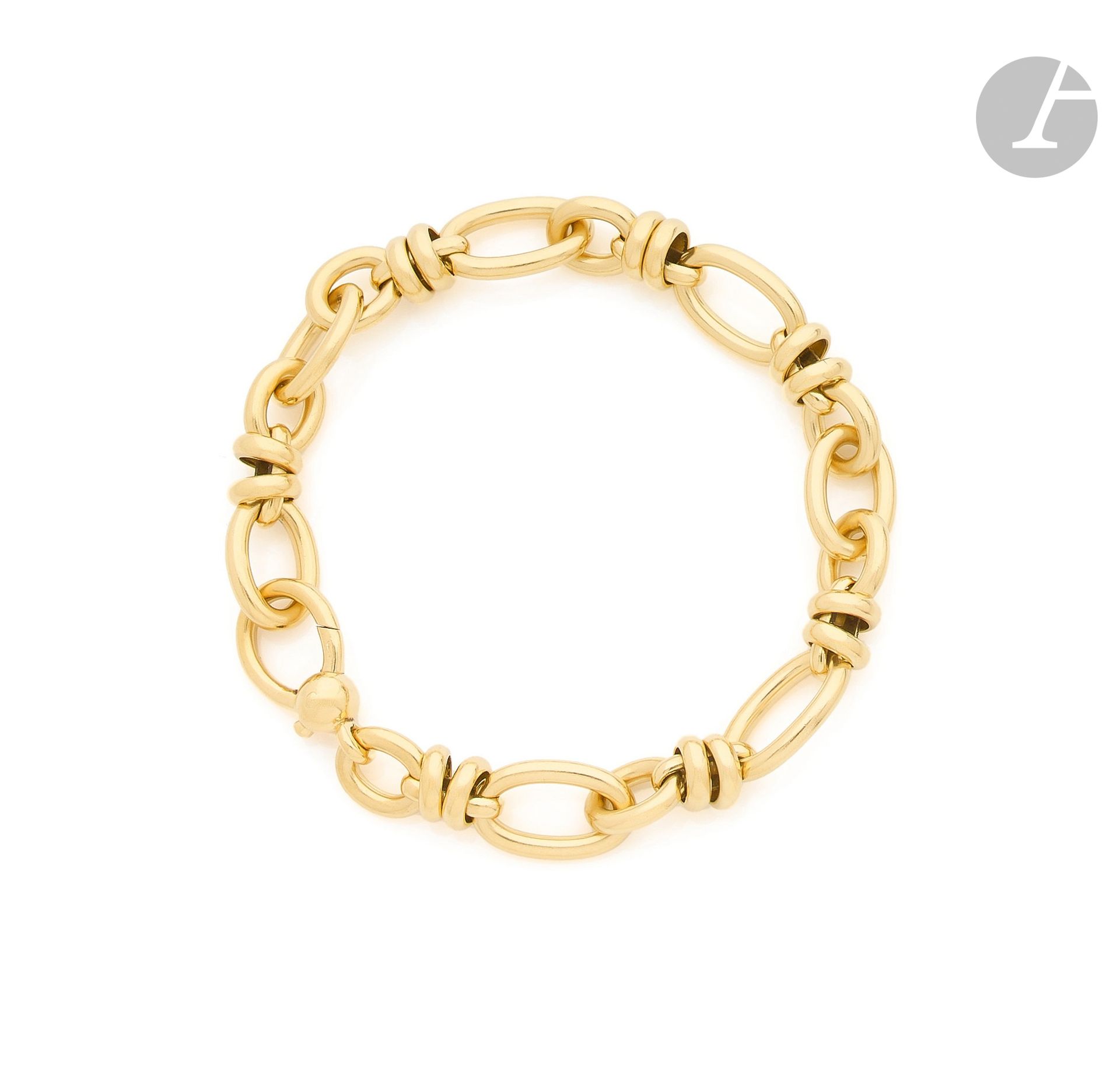 POMELLATO
Bracelet en or 18K (750), articulé de maillons ovales scandés de maillons ovales et ronds plus petits. Signé. Longueur : 21 cm environ. Poids : 55,8 g

A Pomellato bracelet