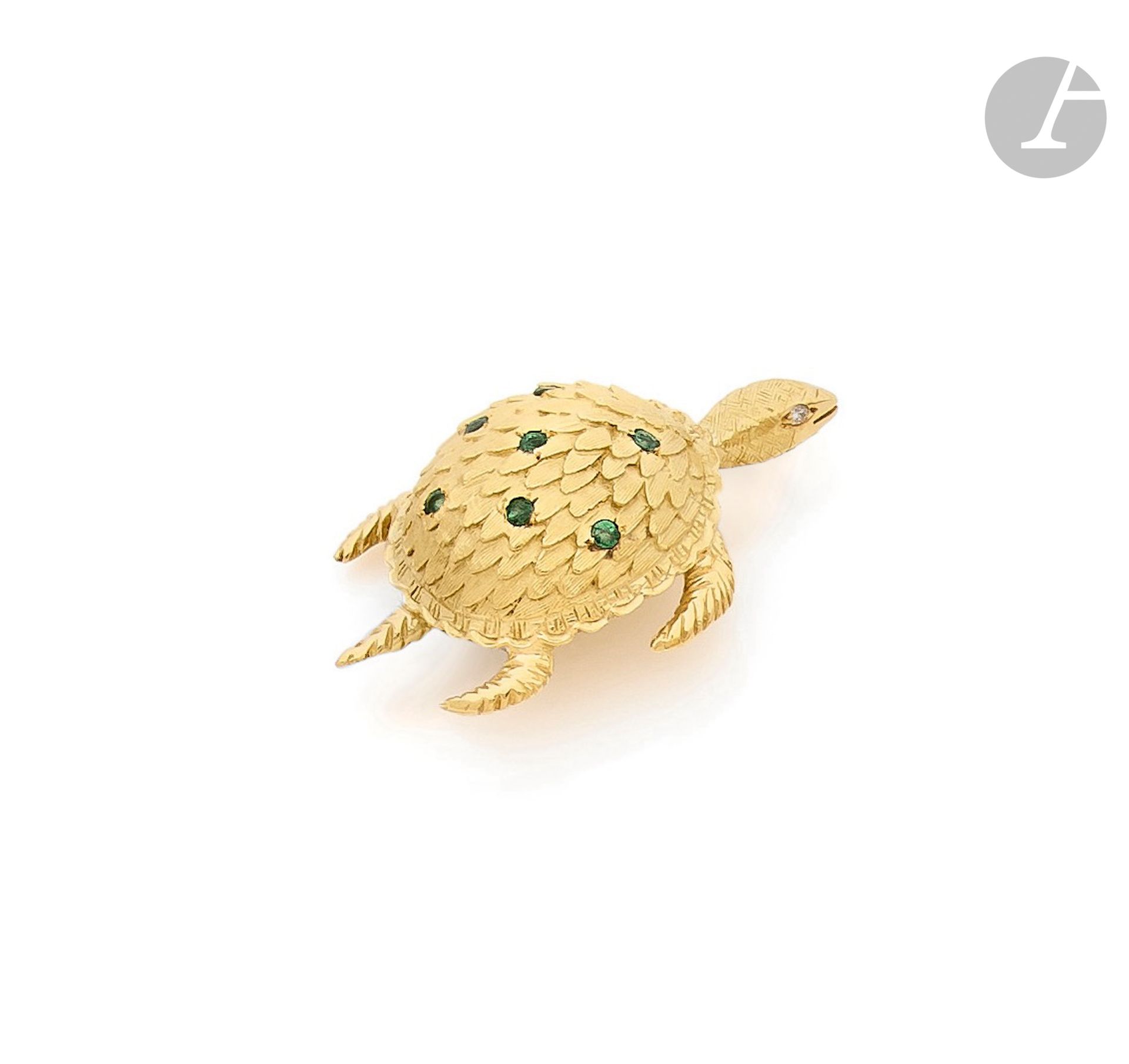 Broche en or 18K (750) en forme de tortue, la carapace piquée d’émeraudes rondes, les yeux soulignés chacun d’un diamant rond 8/8. Travail français des années 1970. Dimensions : 4 x 2,8 cm environ. Poids brut : 13,5 g

A French 1970 turtle brooch