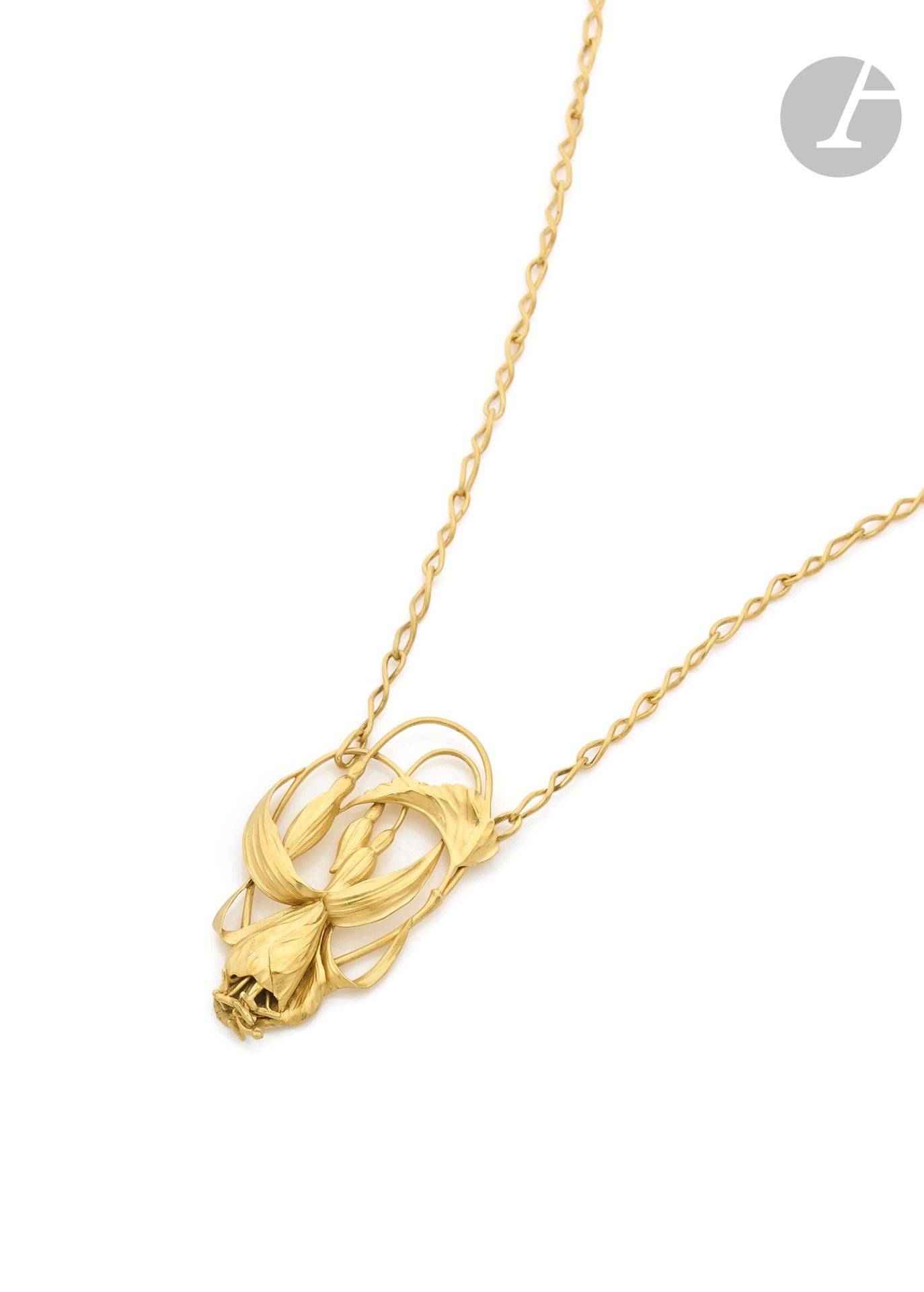 MIAULT
Collier en maillons d’or 18K (750) torsadé, orné d’un motif de fleurs ciselées. Signé. Travail français du début du XXe siècle. Hauteur motif : 5,5 cm environ. Poids : 33,8 g

A Miault early 20th  century necklace