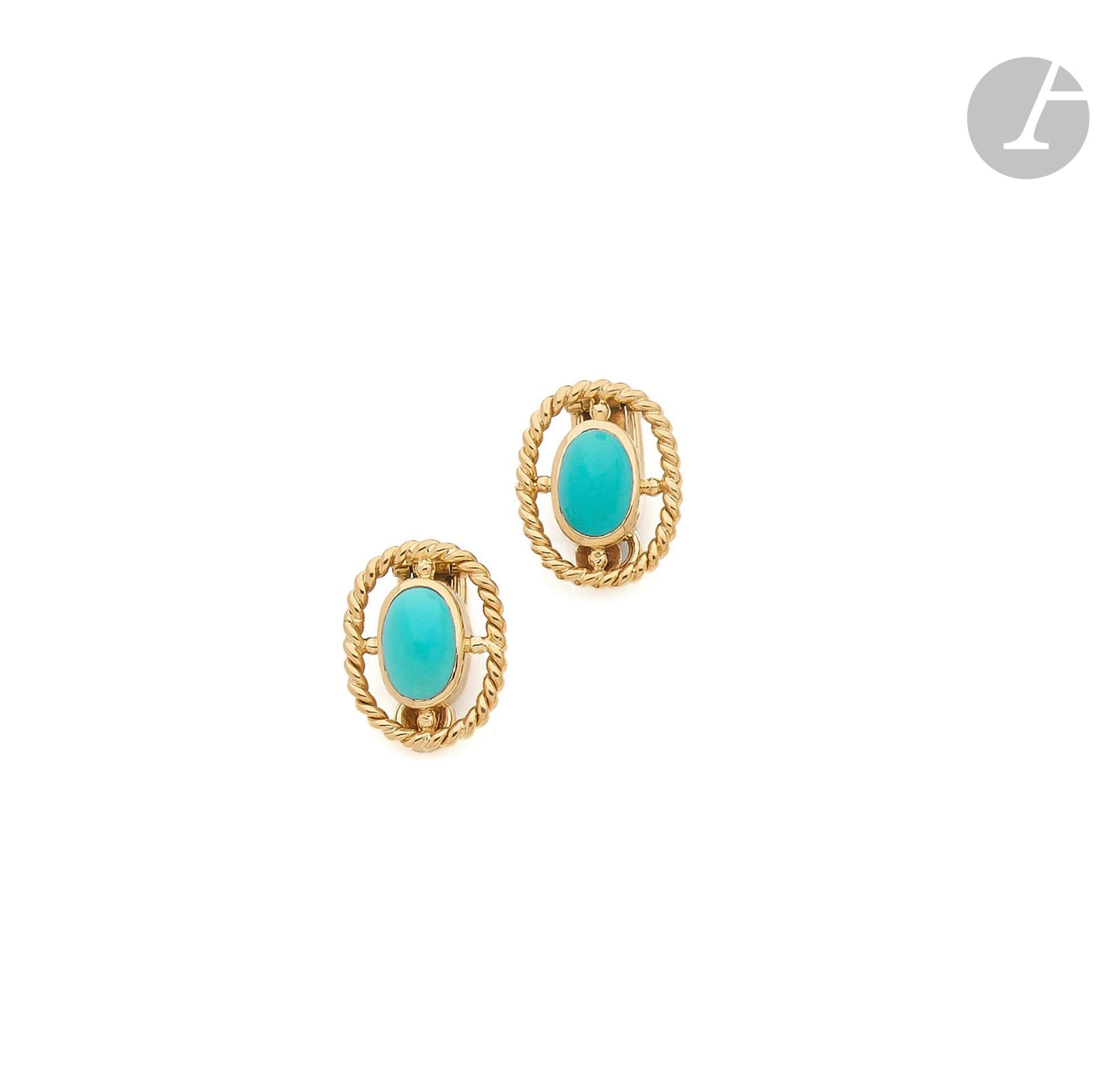 Pair of 14K (585) gold twist ear clips, each adorned with a cabochon turquoise set in a closed setting. Work of the 1960s. Height : 2 cm approximately. Gross weight: 12.6 g (undrilled ears system)

A 1960 pair of ear clips