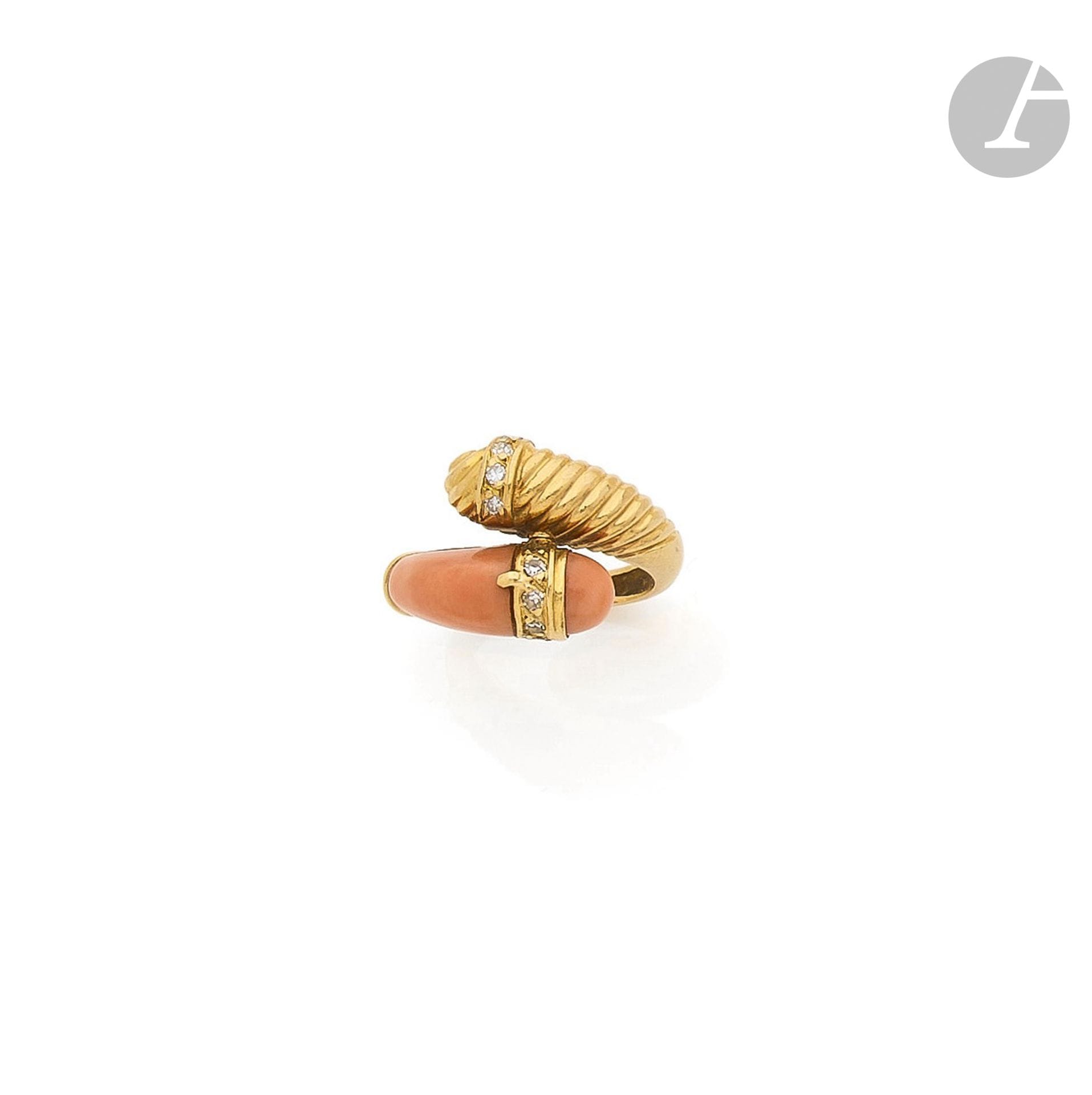 JEAN & PIERRE BELLIN
• Bague croisée en or 18K (750) godronné, ornée de corail, les extrémités agrémentées de diamants ronds 8/8. Non signée, poinçon de maître. Tour de doigt : 51. Poids brut : 6,4 g

A Jean & Pierre Bellin coral and diamonds ring