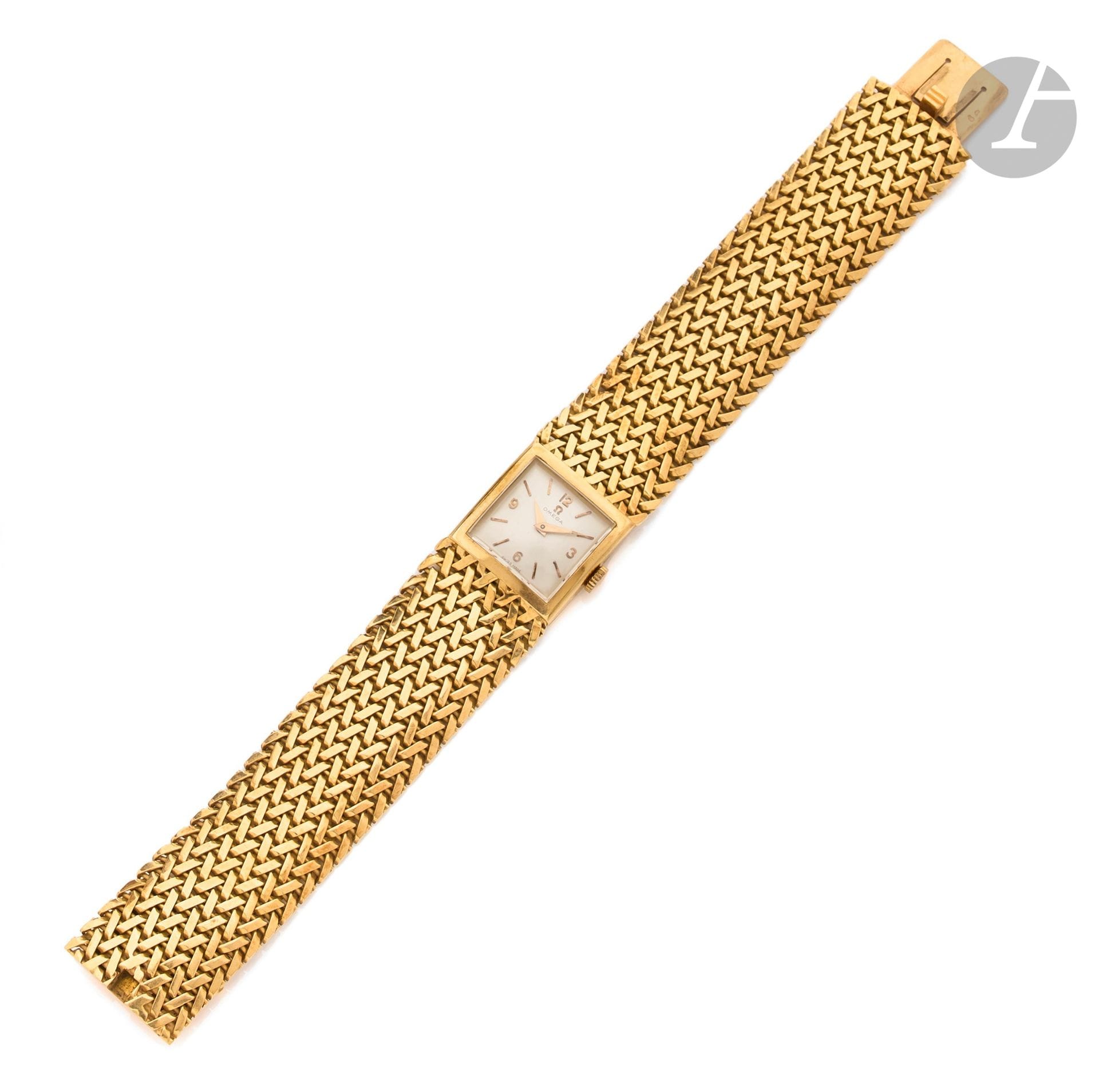 OMEGA
Vers 1958
Montre bracelet en or rose 18K (750).
Boîtier : carré. Cadran : argenté avec index appliqués. Aiguilles dauphine. Mouvement : mécanique, cal. 244. N° 16.536.285. Bracelet intégré en or rose tressé et ajouré avec boucle simple invisible.
Cadran et Mouvement signés.
Numérotée 400622.
Diam. : 19,5 mm - Long. : 18 cm
Poids brut : 70,2 g