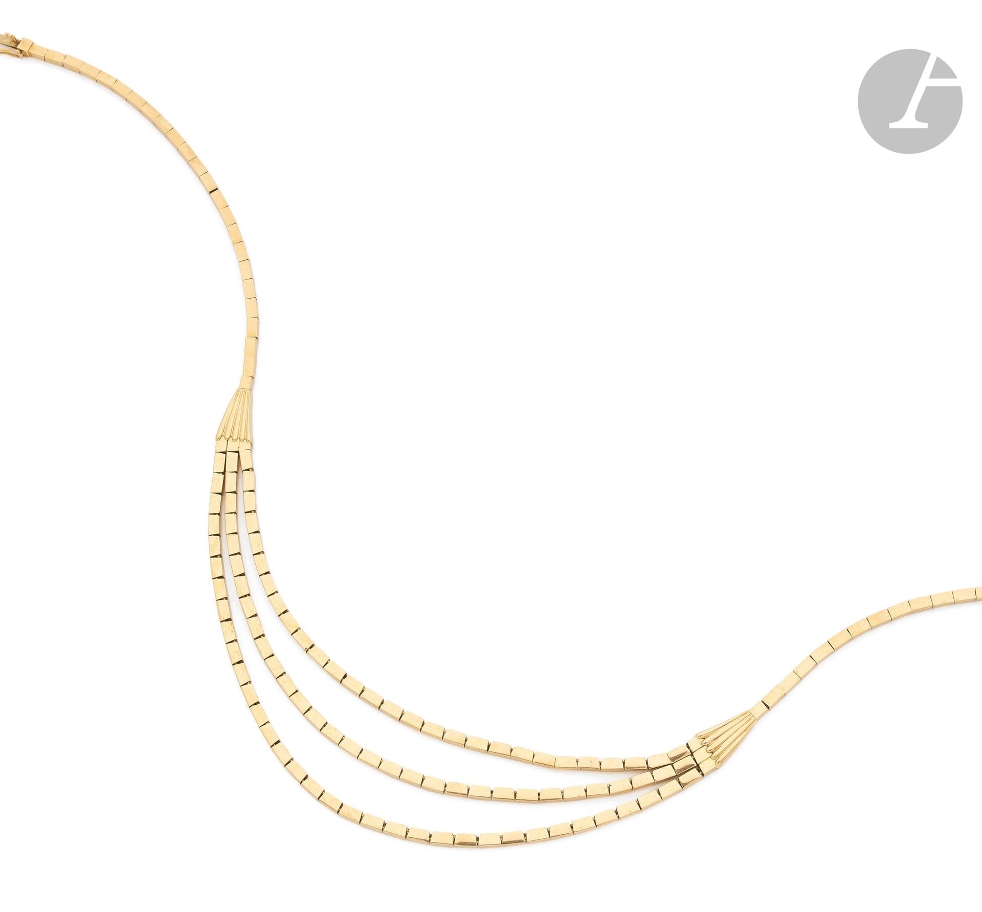 Collier en or, 18K (750) un, puis 3 liens de maillons briquettes réunis par des fleurs stylisées. Travail des années 1940. Longueur : 43 cm environ. Poids : 51 g

A 1940 necklace
