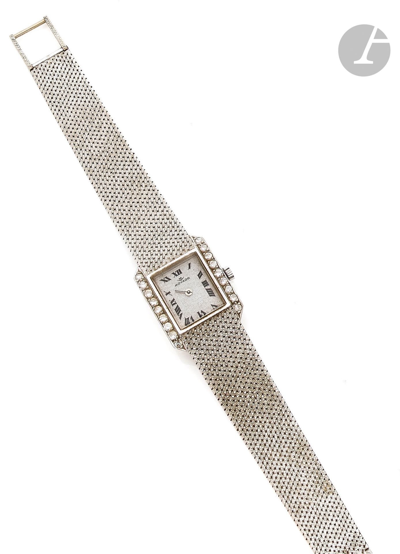 MOVADO
Années 60-70
Montre bracelet de dame en or gris 18K (750) et diamants. Boîtier : rectangulaire, brancards sertis de diamants. Cadran : argenté avec index chiffres romains peints. Mouvement : mécanique. Bracelet intégré en or gris tissé avec boucle simple siglée Movado.
Cadran, boîtier et mouvement signés.
Non numérotée.
Diam. : 18 mm - Long. : 16 cm
Poids brut : 43,9 g