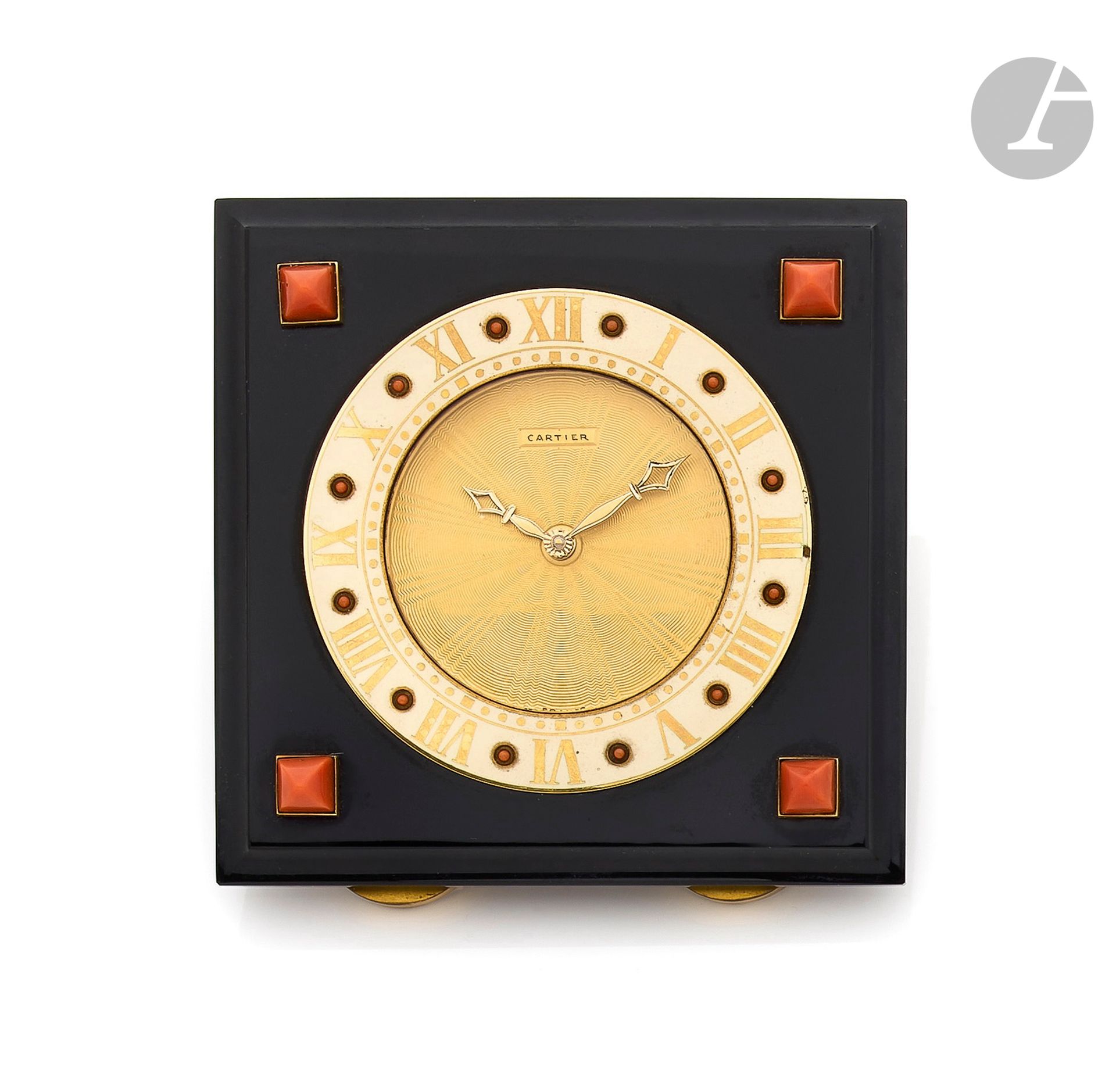 CARTIER
Années 30
• Pendulette de chevet d’époque Art Déco en onyx, corail et laiton doré. Travail Français.
Boîtier : rond en laiton doré sur chevet et monture carrée en onyx, orné aux quatre angles de cabochons pains de sucre en corail.
Lunette émaillée blanche avec index chiffres romains dorés, ponctués de petits cabochons de corail.
Signé European Watch & Clock, France. Intérieur du fond de boîte N° 4922 et 2845.
Cadran : rayonnant doré et guilloché.
Signé Cartier, France. (Repeint).
Mouvement : signé European Watch & Clock, Fab. Suisse.
Cadran, boîtier et mouvement signés.
Numérotée 01005 (boîte), 2845 (chevet).
Dim. : 7, 5 x 7,5 cm