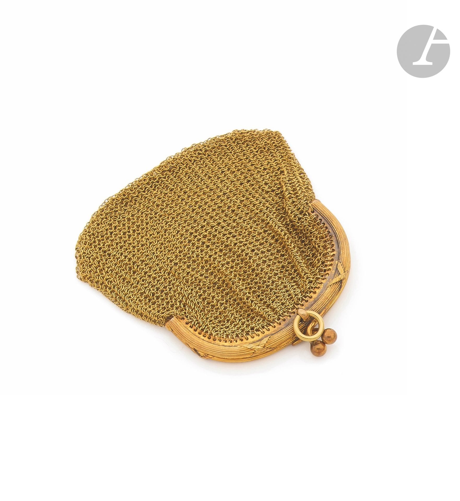 Aumônière en cotte de maille d’or 18K (750). Travail français du début du XXe siècle. Dimensions : 7 x 5,3 cm environ. Poids : 46 g

A French early 20th  century purse