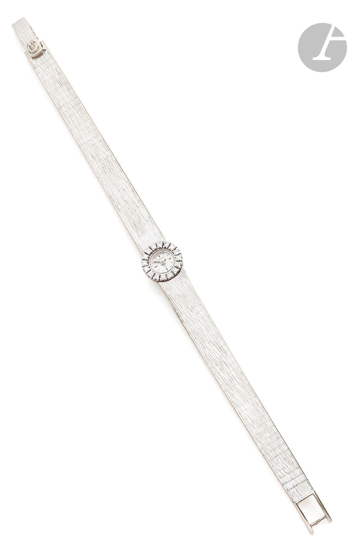 OMEGA
DUOPLAN
Années 40
Montre bracelet de dame en or gris 18K (750) et diamants. Boîtier : baguette avec remontoir au dos. Lunette ronde sertie de diamants. Cadran : argenté avec index peints. Mouvement : baguette, duoplan, mécanique. Bracelet intégré en or gris satiné avec boucle simple siglée Omega.
Signée et numérotée.
Dim. : 21 x 8 mm -  Long. : 17, 5 cm
Poids brut : 49,59 g