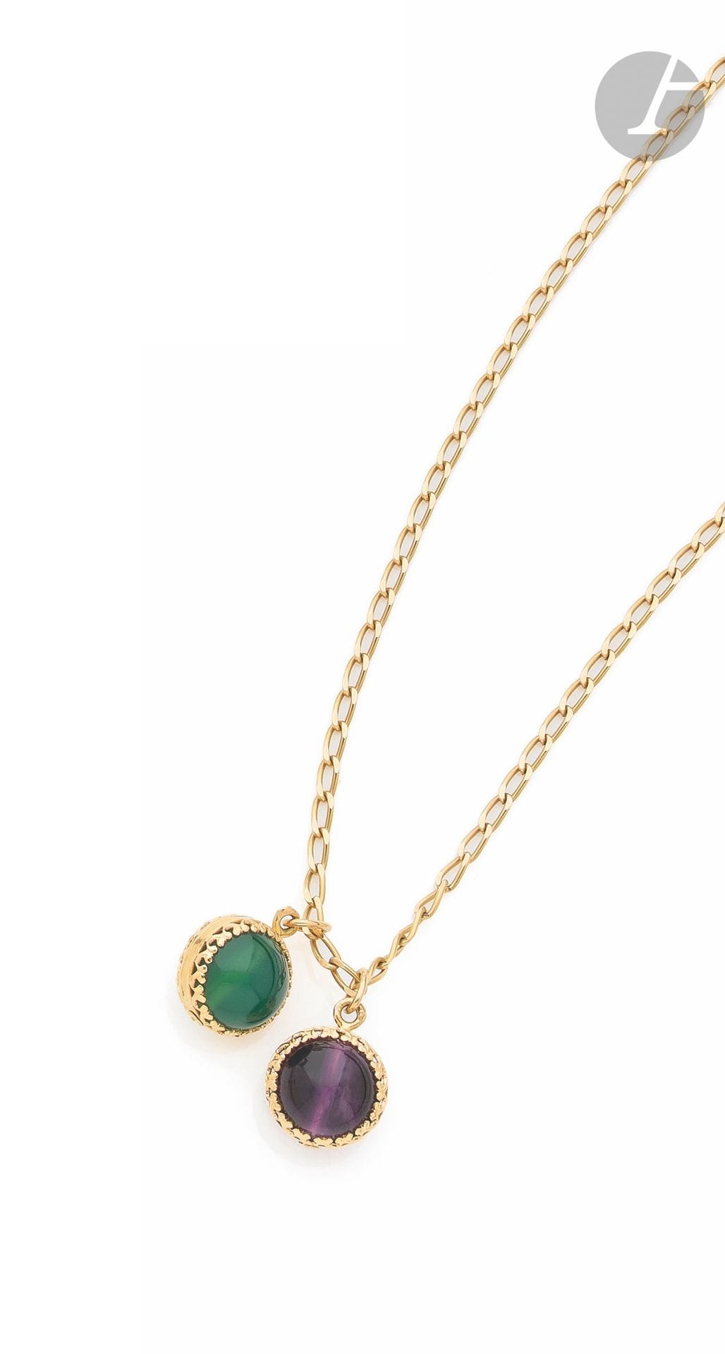 Collier en or 18K (750), orné de deux pendentifs en or 18K, l’un serti d’une bille d’améthyste, l’autre d’une bille de chrysoprase. Travail français. Longueur : 51 cm environ. Poids brut : 14,2 g

A french necklace