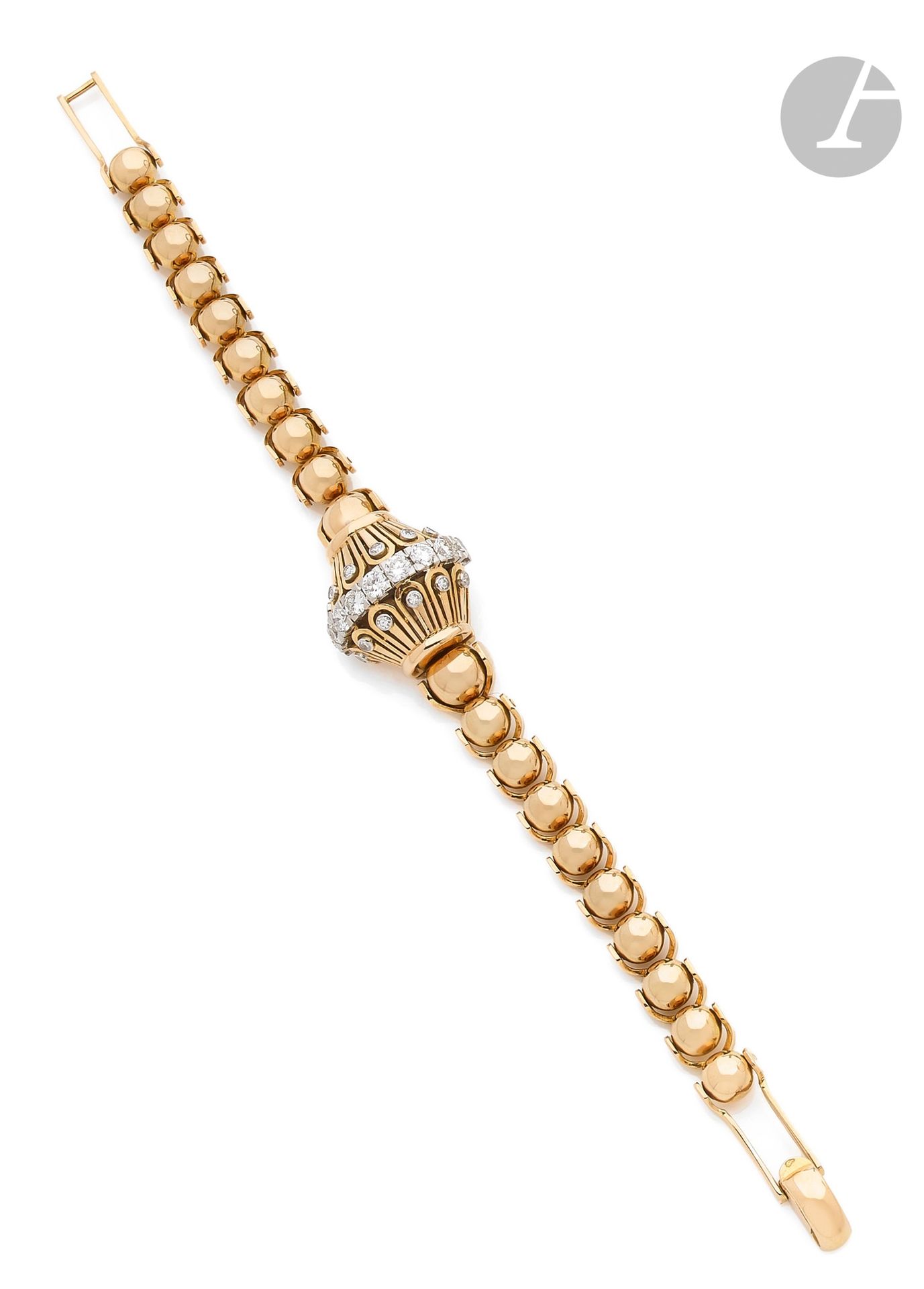 UTI
Années 40
Montre bracelet de dame à capot en or rose 18K (750), platine et diamants. Travail français. 
Boîtier : tonneau avec capot articulé en forme de corbeille ajourée, ponctuée et traversée d’une ligne de beaux diamants, montés sur platine. Signée Uti, Paris. Cadran : doré. Mouvement : mécanique, décoration « Cotes de genève », cal. 44-P39, signé Uti SA, Fabriqué en Suisse.
Boîtier et Mouvement signés.
Numérotée 34692, 34699
Diam. : 20 mm - Long. : 17 cm
Poids brut : 45,39 g