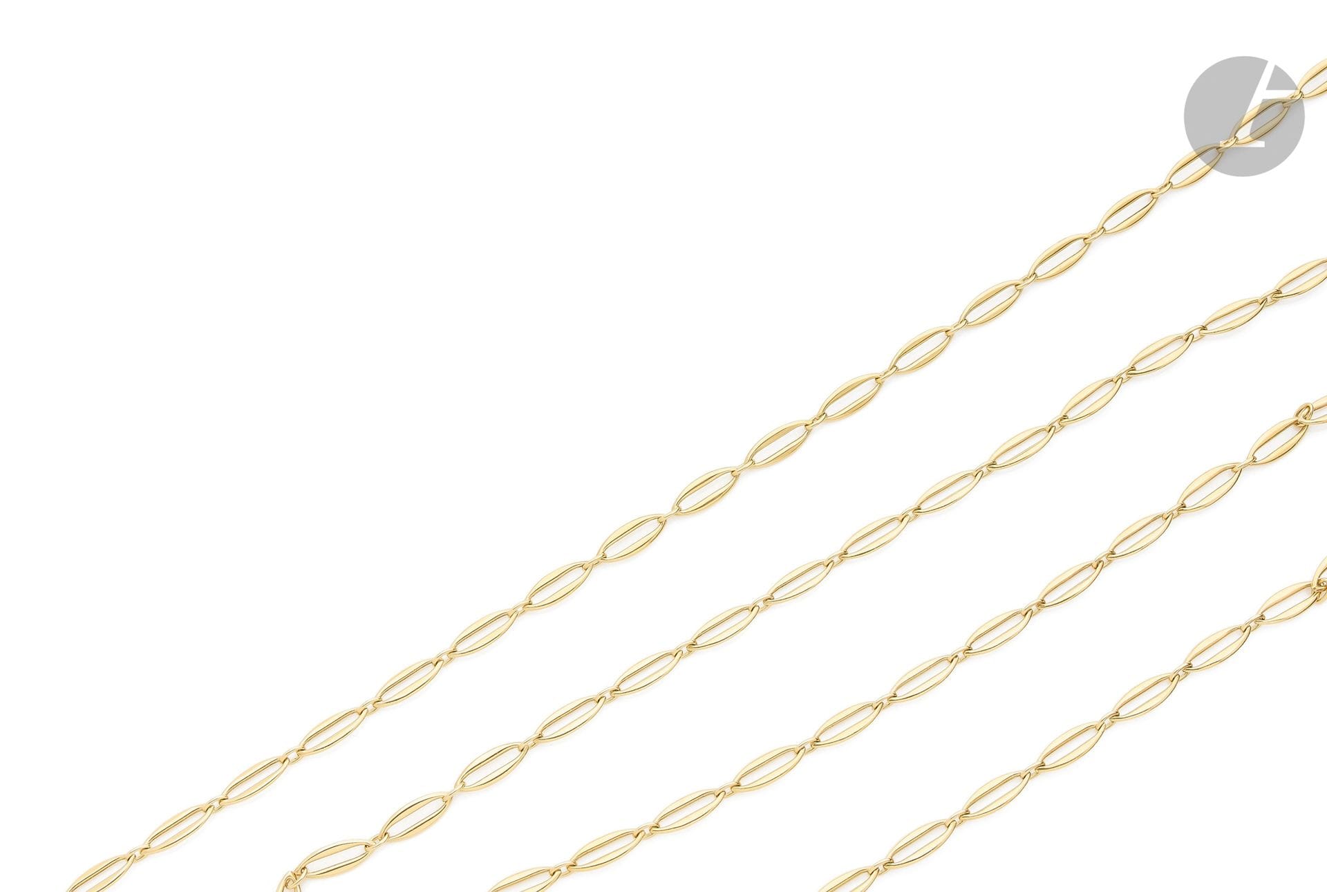 Chaîne de montre en or 18K (750), articulée de maillons ovales et circulaires alternés. Travail français du début du XXe siècle. Longueur : 150 cm environ. Poids : 48,9 g

A French early 20th  century chain