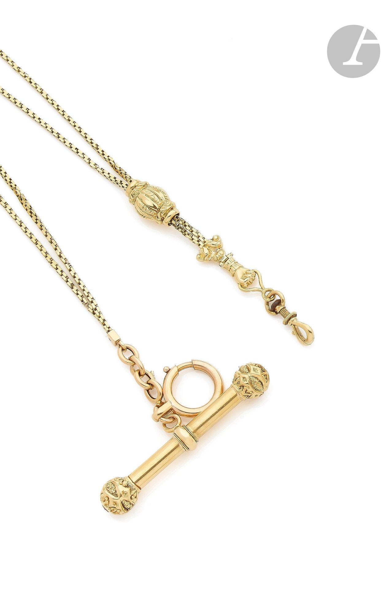 Watch chain in 18K (750) gold, decorated with an engraved 18K gold loop, ending with a hand on one side and a mechanical pencil on the other. French work of the late 19th century. Length : 43 cm approximately. Gross weight: 24.6 g (one gold-plated element)

A French late 19th century clock chain
