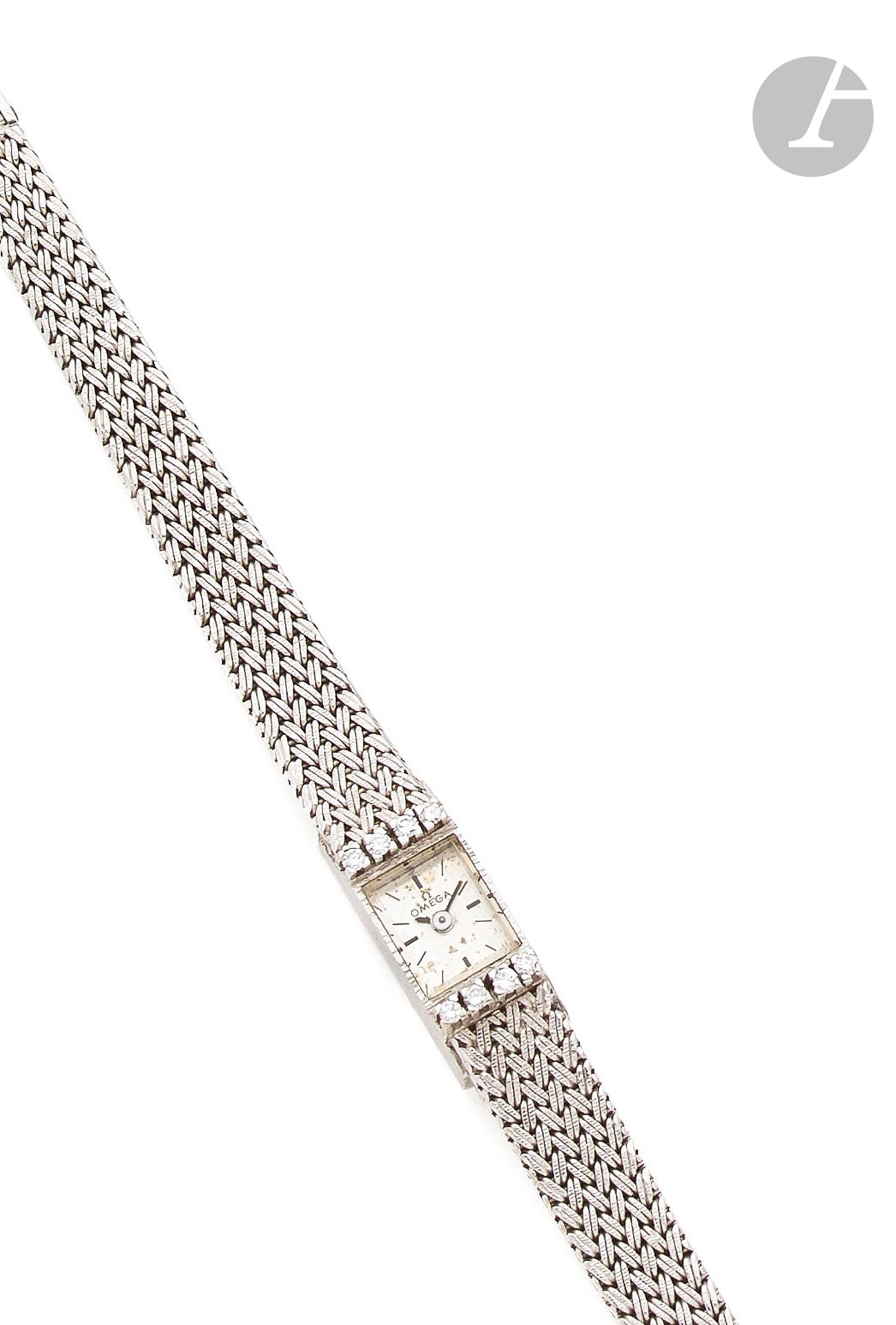 OMEGA
DUOPLAN
Années 40
Montre bracelet de dame en or gris 18K (750) et diamants.
Boîtier : baguette avec remontoir au dos. Deux lignes de 4 diamants. Cadran : argenté avec index peints. Mouvement : baguette, duoplan, mécanique. Bracelet intégré en or gris tressé avec boucle simple siglée Omega.
Signée et numérotée.
Dim. : 21 x 8 mm -  Long. : 18 cm
Poids brut : 26,7 g