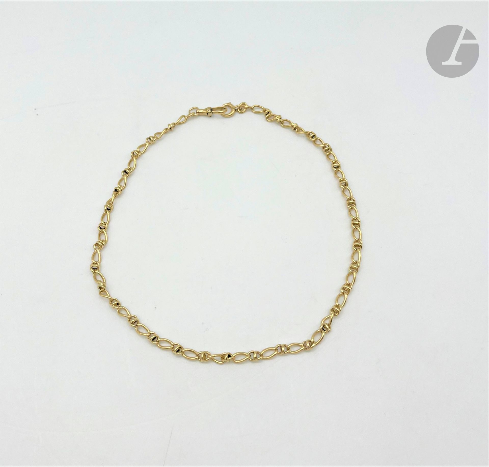 Chaîne de montre en or 18K (750). Travail français de la fin du XIXe siècle. Longueur : 45 cm environ. Poids : 27,6 g

A French late 19th century clock chain