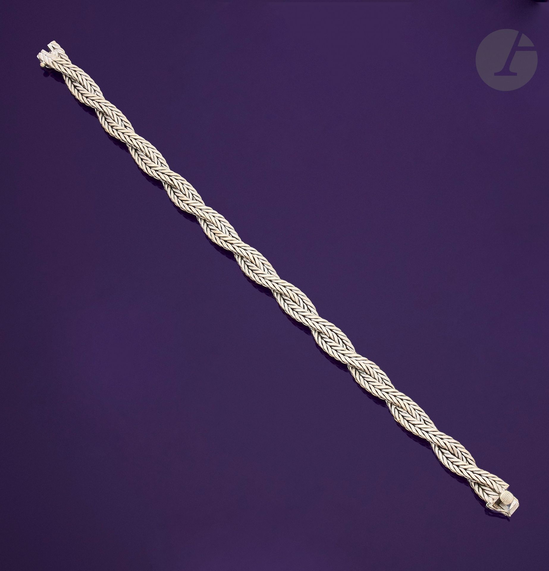 Bracelet in 18K white gold (750). Length: 19,5 cm approximately. Weight : 31 g

A gold bracelet