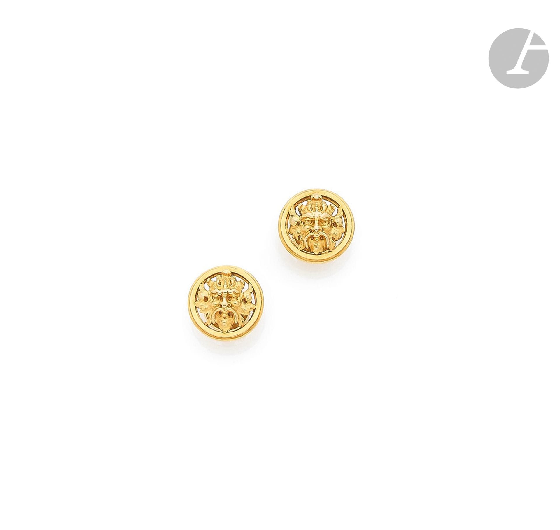 WIESE
Paire de boutons de col circulaires en or 18K (750) ciselés de têtes de faunes. Signés. Travail français du milieu du XIXe siècle. Diamètre : 1,1 cm environ. Poids : 6,4 g

A Wiese pair of buttons