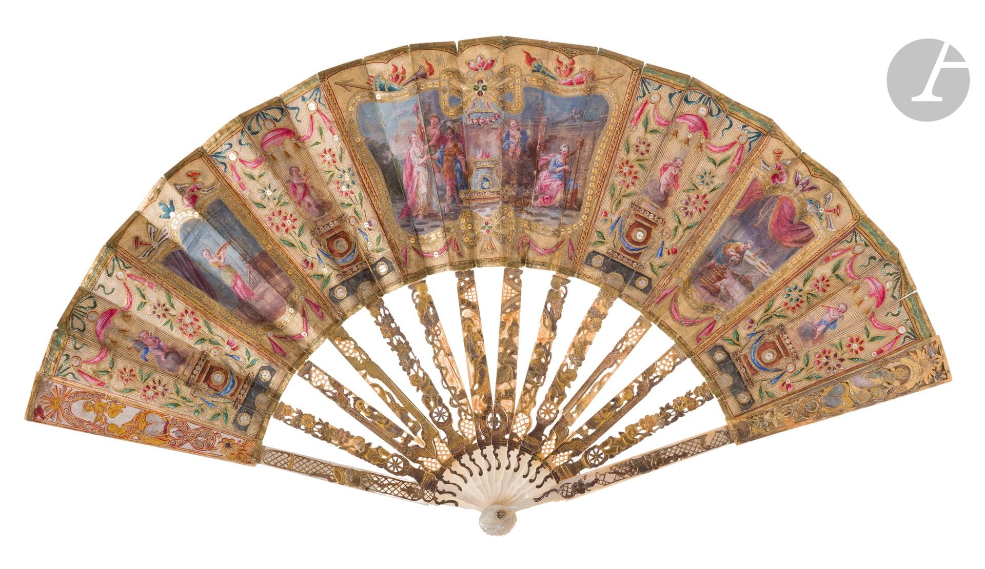 Mariage antique, Europe, vers 1770-1780
Éventail plié, la feuille en soie crème peinte du dieu Hymen unissant un couple vêtu à l’antique, lui portant une cuirasse. Dans les cartels latéraux, des serviteurs préparent un banquet. Les sujets sont richement bordés au point de chainette dorée, rehaussés de paillettes, et rythmés par des amours musiciens
Le revers en peau peinte de fleurs roses et bleues.
Monture en nacre blanche finement repercée, sculptée, gravée et dorée d’une scène galante au centre et de petits amours.
H.t. 28 cm-H.f. 12,7 cm (coupures, accidents, restaurations)
 
Dans un coffret recouvert de cuir violine et portant le chiffre « L.C ». L’intérieur est capitonné de soie violine.