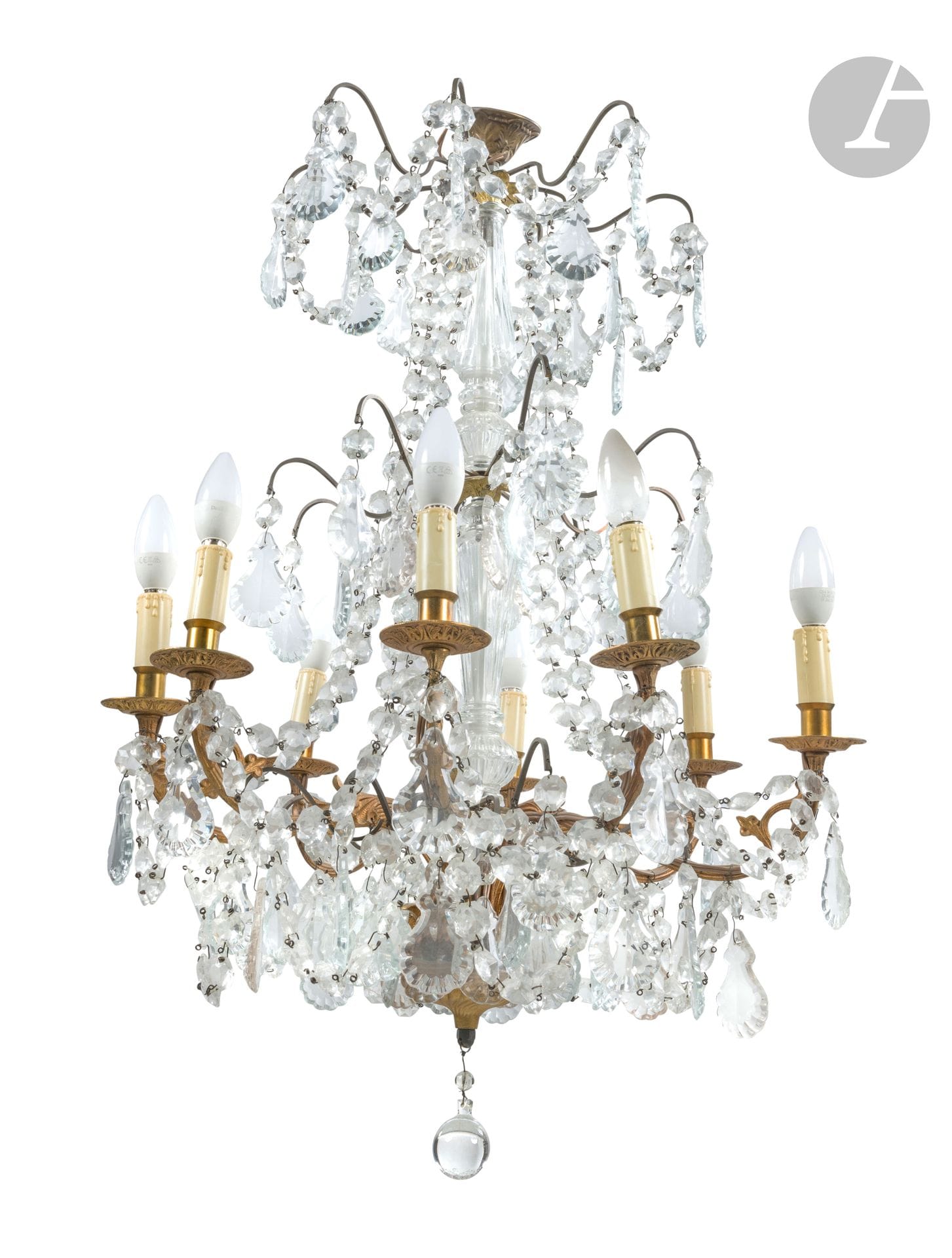 Lustre en bronze doré et verre taillé à huit lumières et décor de pendeloques et cabochons ; (percés pour l’électricité ; accidents et manques).
Style Louis XV.
H. : 90 cm, L. : 57 cm