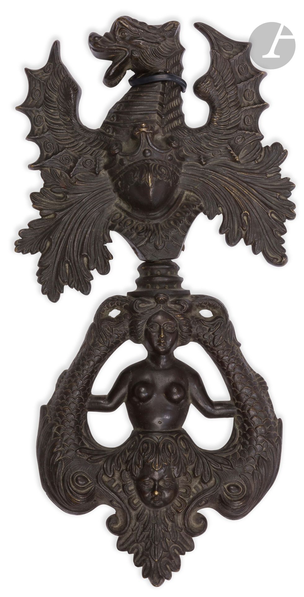 Marteau de porte en bronze patiné dans le goût du XVIe siècle vénitien, à décor de dauphins, amphitrite et dragon.
XIXe siècle.
H : 48 cm, L : 24 cm