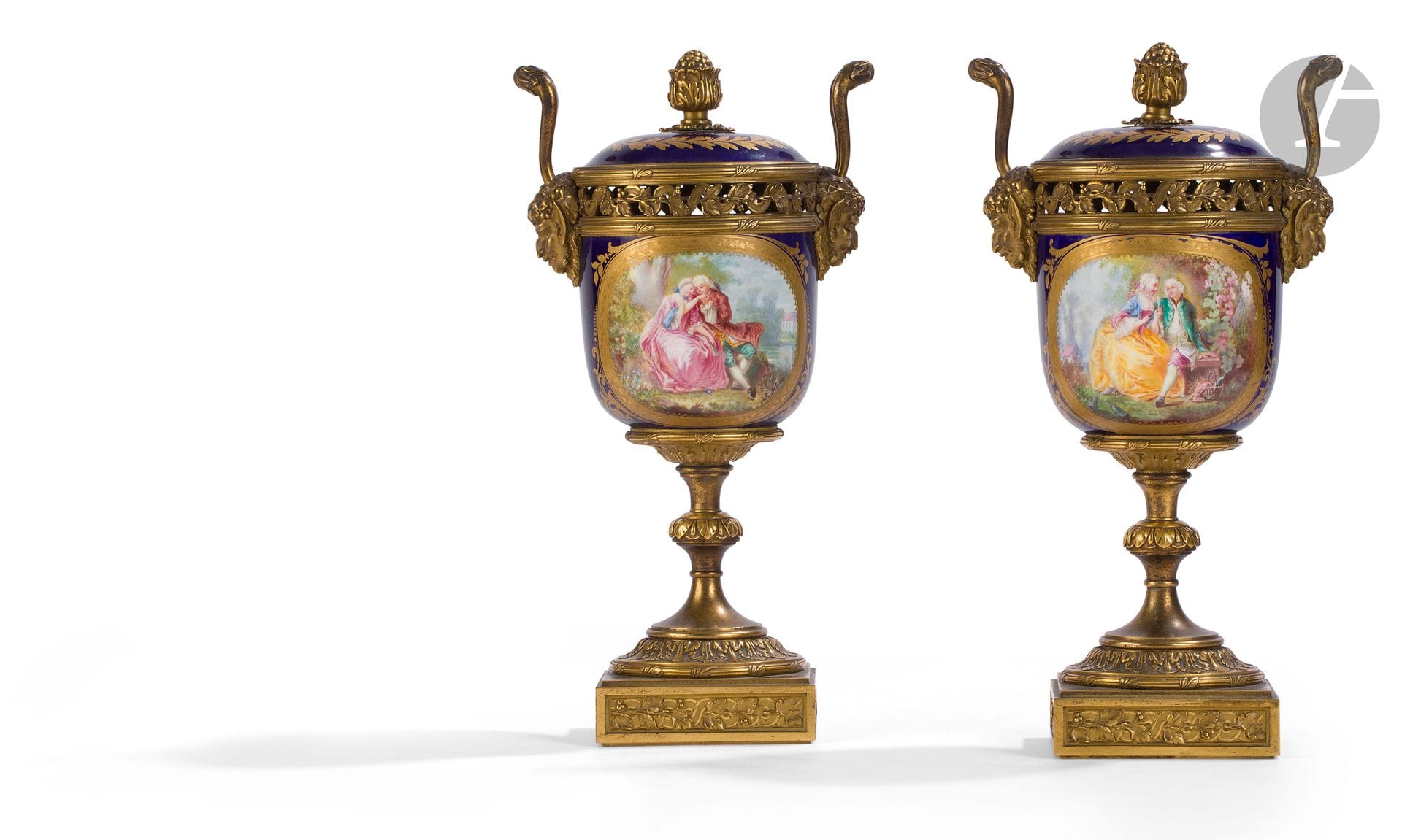 Paire de vases pot-pourri en porcelaine et bronze doré, à décor de scènes galantes et masques de satyre.
Style Louis XVI.
H : 30 cm