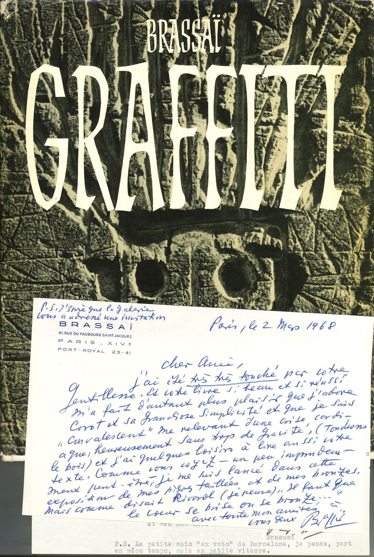 Gyula Halász dit BRASSAÏ (1899-1984). L.S. et L.A.S., Paris 1961-1968, à Yvon Tallandier ; 2 pages oblong in-8 à son en-tête.
25 novembre 1961. Il lui envoie une note bibliographique et l’article Du mur des cavernes au mur d’usine [revue Minotaure, 1933], « où la pensée – combien tâtonnante et boiteuse – anticipa pourtant l’art nouveau et la rupture […] intervenue dans notre sentiment esthétique. Je suis moi-même un peu étonné comment en 1933 la fréquentation du mur et l’emprise des graffiti pouvaient m’inciter à écrire […] ces lignes “prophétiques” ». Il est ravi d’avoir vu chez lui « toutes ces belles choses si proches à ce que j’aime » … 2 mars 1968. « Cher ami, j’ai été très très touché par votre gentillesse. Et votre livre si beau et si réussi m’a fait d’autant plus plaisir que j’adore Corot et sa grandiose simplicité et que je suis “convalescent” me relevant d’une crise cardiaque heureusement sans trop de gravité »… C’est donc un peu imprudemment qu’il s’est lancé dans cette exposition de ses pièces taillées et de ses bronzes : « mais comme disait Rivarol […] “Il faut que le cœur se brise ou se bronze” »…
On joint le livre de Brassaï, Graffiti (Les éditions du temps Paris 1961), avec dédicace a.s. : « Pour Jacqueline Selz et Yvon Taillandier ce voyage de l’œil sur les murs de Paris. On ne peut plus amicalement Brassaï Paris, le 24 novembre 1961 ».