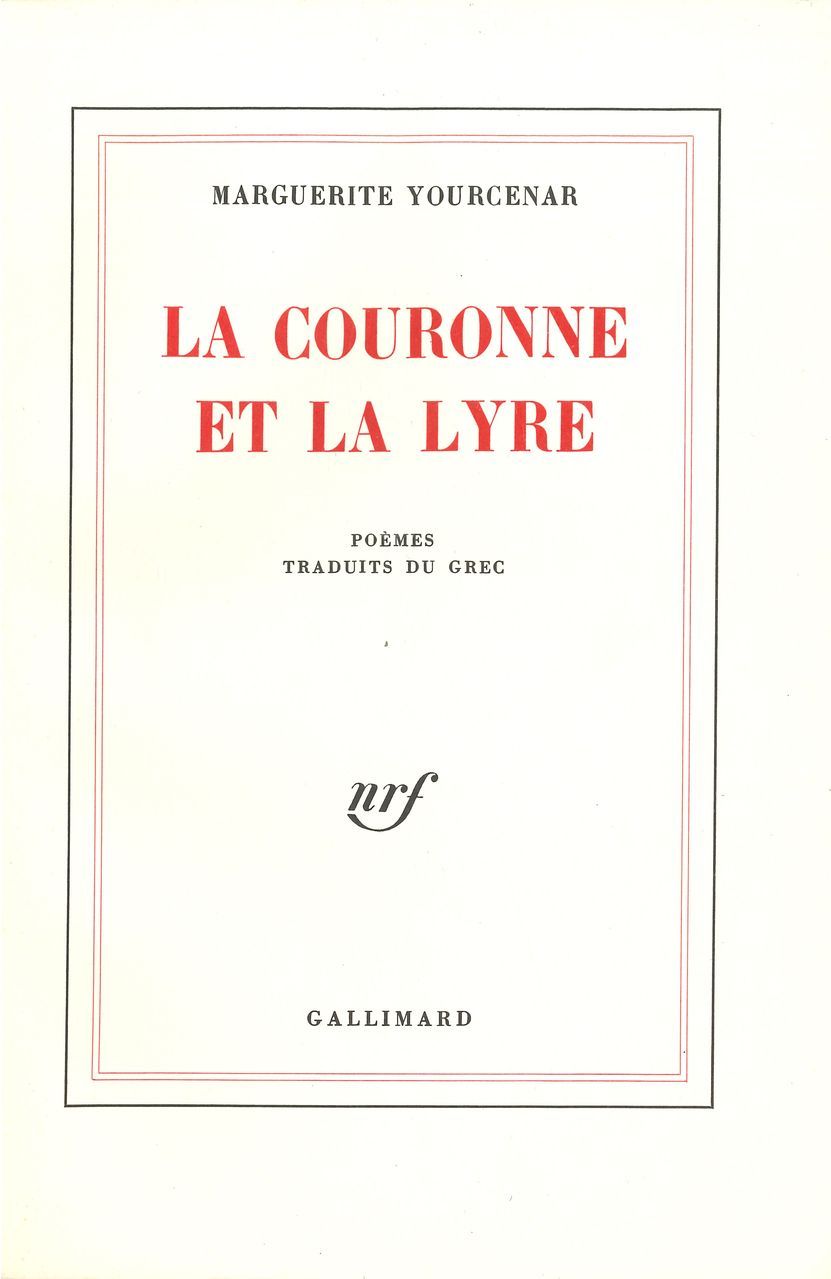 Marguerite YOURCENAR (1903-1987). La Couronne et la Lyre. Poèmes traduits du grec (Gallimard 1979) ; in-8, broché, couverture à rabats, non coupé, 481 pp.
Édition originale collective. Un des 30 exemplaires numérotés (n° 8) sur vélin d’Arches, seul grand papier. En parfait état. « En traduisant ces poèmes, ou fragments de poèmes, ma démarche ne différait en rien de celle des peintres d’autrefois, dessinant d’après l’antique ou brossant une esquisse d’après des peintures de maîtres antérieurs à eux, pour mieux se pénétrer des secrets de leur art ».