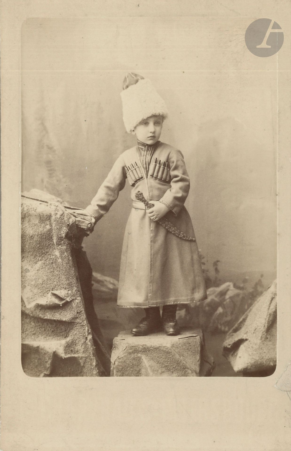 [Sacha GUITRY]. Photographie originale, [Saint-Petersbourg 1889-1890] ; 17 x 11 cm, sur carte à la marque du photographe au dos.
Très rare photographie du jeune Sacha, âgé de quatre ans et demi, costumé en cosaque, par Wapuro à Saint-Petersbourg, ville natale de Sacha.
