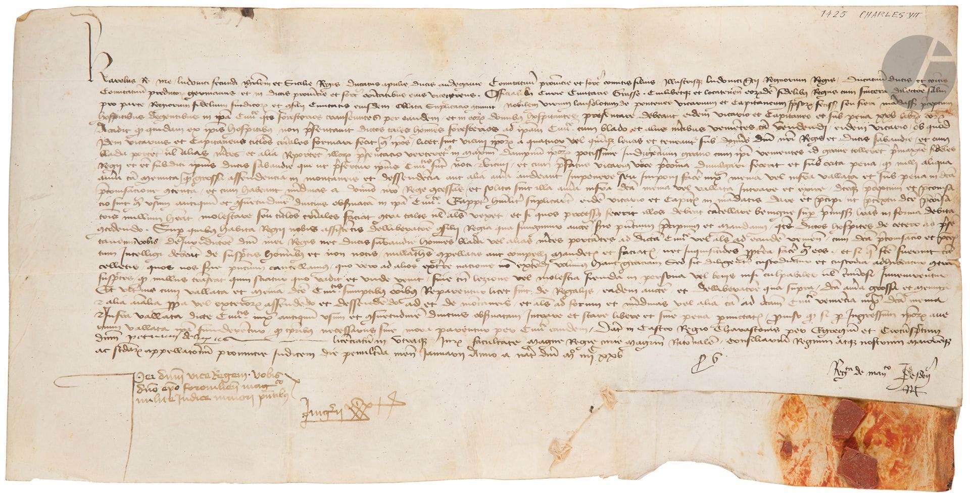CHARLES VII (1403-1461) Roi de France. Charte en son nom, 30 janvier 1425 [1426] ; signatures de chancellerie ; vélin oblong in-fol. (22,5 x 44,5 cm), restes de sceau de cire rouge ; en latin.
Lettres royales adressées au comte de Provence contre le viguier de Grasse qui prohibait les gens de Nice et autres qui portaient du blé et autres marchandises à Grasse d’y venir, et les poursuivait comme criminels, et empêchait leur passage près des fossés ; commandement est fait au viguier de ne plus troubler cette communauté qui répare les murailles.