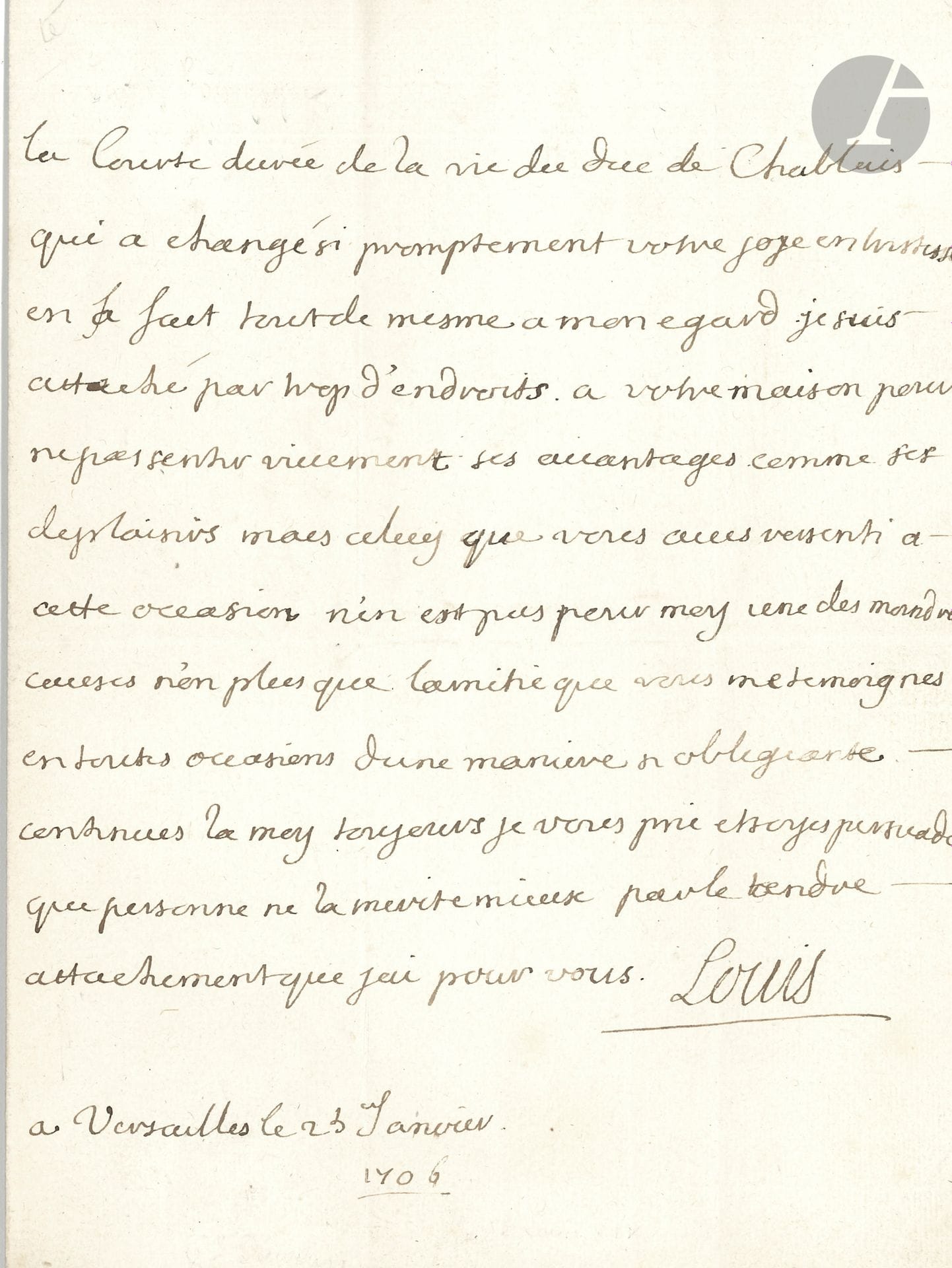 Louis de France, duc de BOURGOGNE (1682-1712) Dauphin de France, petit-fils de Louis XIV, père de Louis XV. Manuscrit autographe et 3 L.A.S., 1693-1706 ; 4 pages petit in-4 et 3 pages in-8 et 1 pages in-4.
Bel ensemble de 4 documents.
[29 décembre 1693]. Très intéressant et curieux manuscrit, « Dialogue de Mr de L’echelle Mr de Bourgogne Mr Moreau Mr de Fénelon Mr de Langeron et Mr de Saumery ». Amusant petit dialogue rédigé par le jeune duc à l’âge de onze ans, mettant en scène sa cour rapprochée : lui-même, son précepteur Fénelon, qui désire commencer une lecture, l’abbé de Langeron son lecteur, sommé de commencer, le comte de Saumery (sous-gouverneur), son premier valet de chambre Moreau et M. de l’Échelle (gentilhomme de la Manche)…
Camp de Densbruck 29 juin 1702. À M. de Torcy, pendant la campagne de Flandres où il commande l’armée royale. Il ne doute pas que son correspondant prendra « beaucoup de part à cette affaire cy pour le bien public d’abord et aussi pour mon interest ». Il n’ose encore se flatter du succès de cette affaire, mais a bon espoir depuis que son correspondant lui a donné « un homme excellent pour ces matières »… – Camp sous Brisak, 13 septembre 1703. Jolie lettre avec enveloppe au duc de Guiche qui l’avait félicité sur sa bravoure au siège de Brisach, dans laquelle il condamne les louanges outrancières et flatteuses à son égard de la cour de Marly : « Parmy les complimens que j’ai reçus mon cher Guiche, il n’y en a point que j’aie receus de meilleur cœur que les vostres, sachant votre attachement pour moy. J’ai été étonné que votre lettre ne soit qu’un simple compliment et que vous n’y parlies de personne. Vous series trop aise si vous me voyes […] enrager de loin aussi bien que de près et que les lettres sont montées sur le ton de Marly ». Il ira à la fin du mois « m’exposer à ces nouveaux dangers, continues cependant à me mander des nouvelles »… Versailles 25 janvier 1706. Belle lettre de condoléances à sa grand-mère la duchesse de Savoie, relative au décès du duc de Chablais, avec sceaux de cire noire aux armes et cordons de soie noire.
Ancienne collection Marcel Plantevignes (vente 1er décembre 1981, n° 79).
