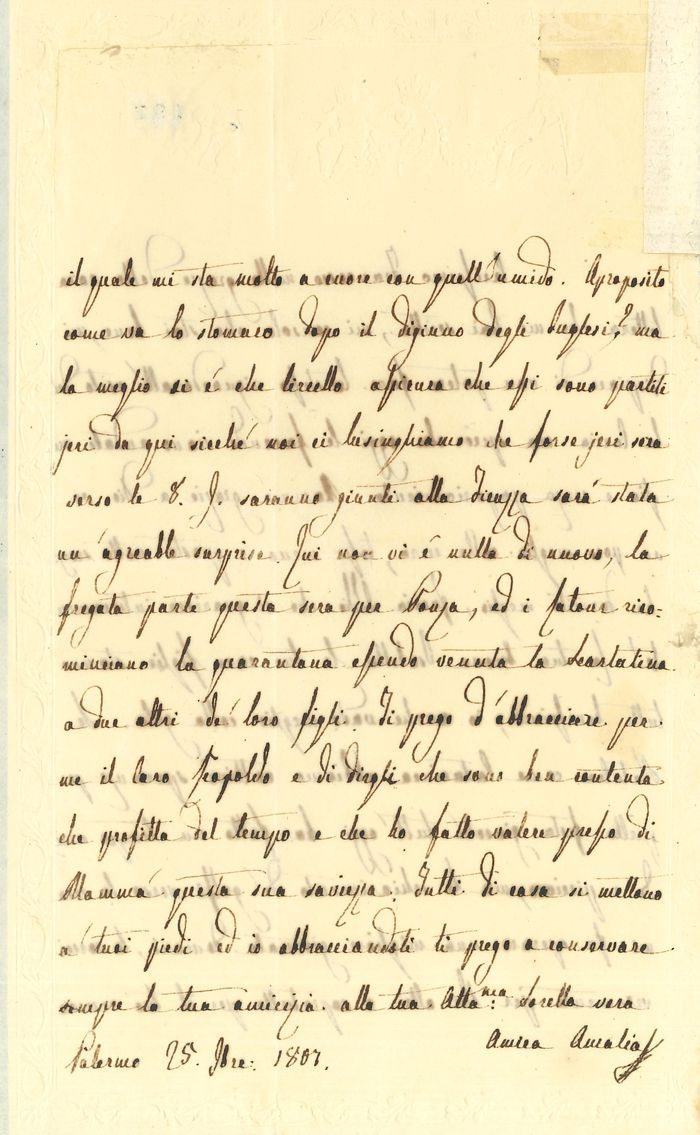 MARIE-AMÉLIE (1782-1866) Reine des Français, épouse de Louis-Philippe. L.A.S. « Amalia », Palerme 25 juillet 1807, à son frère Francesco ; 2 pages in-8, sur papier à bordure décorative gaufrée (fente au pli central avec petite déchirure réparée) ; en italien.
Elle donne des nouvelles de leur mère, qui va mieux ; elle annonce que la frégate part ce soir pour Ponza et les Latour recommencent la quarantaine parce que deux autres de leurs enfants ont attrapé la scarlatine…