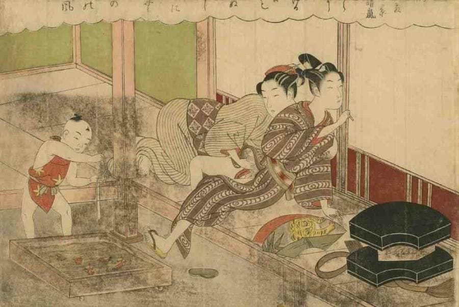 Harunobu (vers 1724 - 1770)
Aiban yoko-e, de la série "Furyu Zashiki Hakkei", huit vues d'intérieurs à la mode : à la véranda, amants et un enfant à côté jouant avec le bac à poissons. (Coupé). Dim. : 18,8 x 27,8 cm