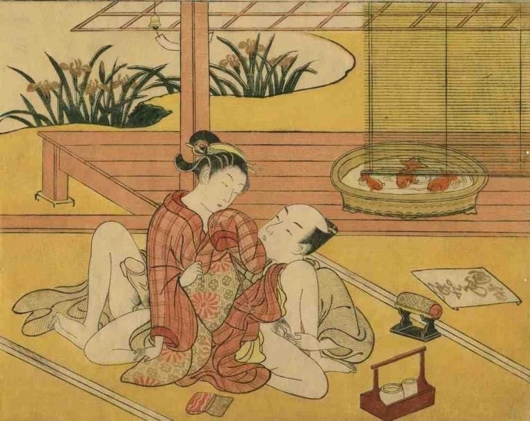 Harunobu (vers 1724 - 1770)
Aiban yoko-e, "Furyu enshoku Maneemon", Maneemon et sa concubine pratiquant des préliminaires dans une chambre sur fond jaune avec aquarium et vue sur un lac parsemé de fleurs. (Coupé, petits trous). Dim. : 20,4 x 25,5 cm