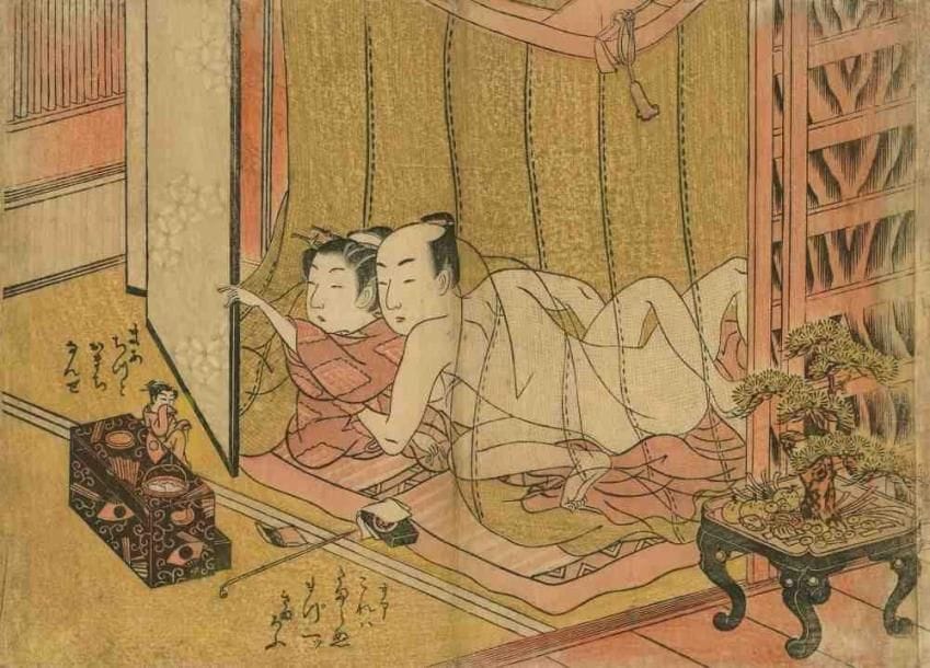 Harunobu (vers 1724 - 1770)
Aiban yoko-e, "Furyu enshoku Maneemon", amants s'unissant dans une chambre à coucher, bonsaï sur une table basse. (Pliure médiane, coupé, usures). Dim. : 18,5 x 25,6 cm